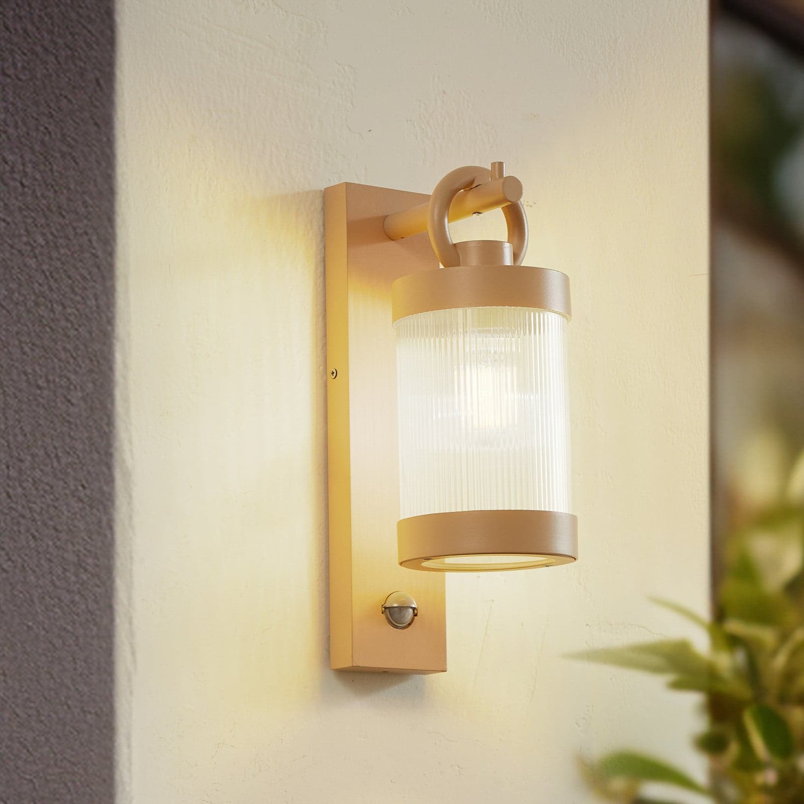 Yrene utendørs vegglampe, 20 cm, beige, sensor, Riffle – Lindby - Terrasse - Moderne - Aluminium - Med en lyskilde