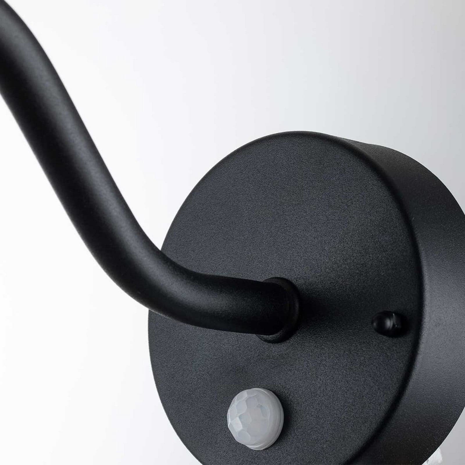 Klampenborg utendørs vegglampe, svart, sensor, IP44 – Elstead - Terrasse - Rustikk - Rustfritt stål - Lykt