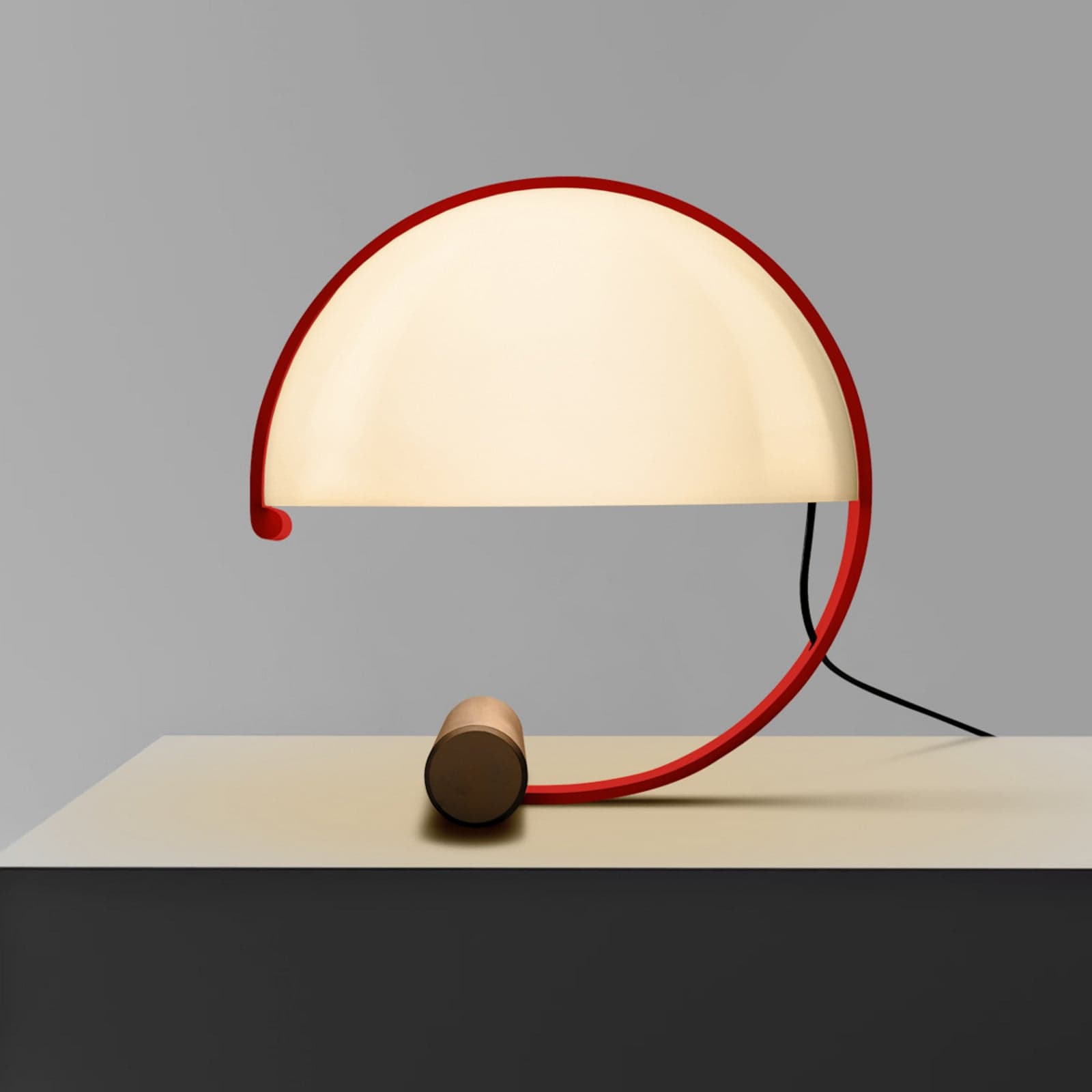 Meta bordlampe, hvit/rød, høyde 37,5 cm – Stilnovo - Stue - Design - Metall - Med skjerm