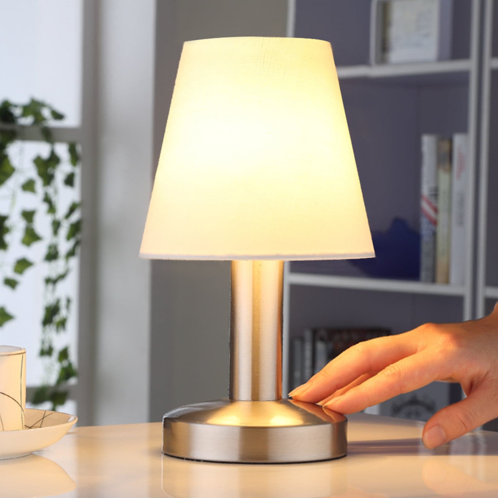 Hanno Bordlampe White/Nickel - Lindby - Soverom - Moderne - Stoff / Tekstil - Med skjerm