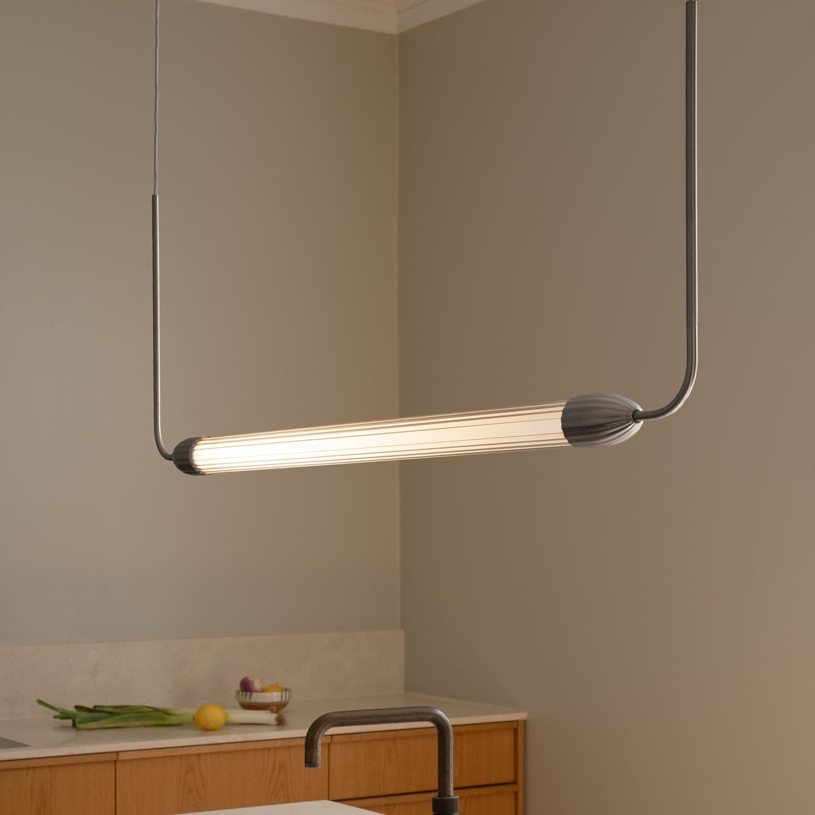 LEMON SQUEEZE LINEAR hengelampe, stål, 138 cm, GU10 - UMAGE - Spisestue - Design - Metall - Med en lyskilde