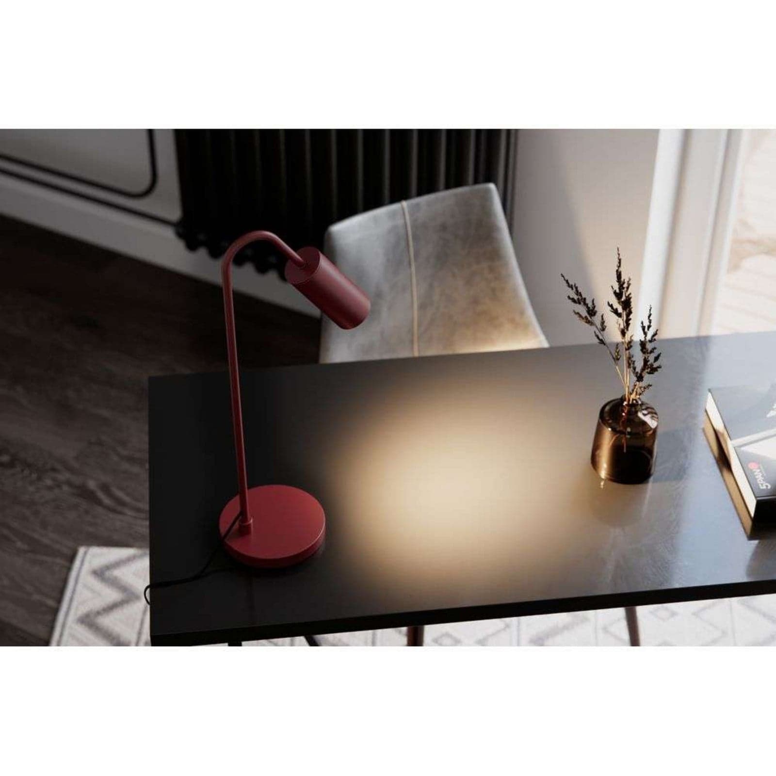 Curve bordlampe, mørkerød, metall, GU10, høyde 51 cm – By Rydéns - Stue - Moderne