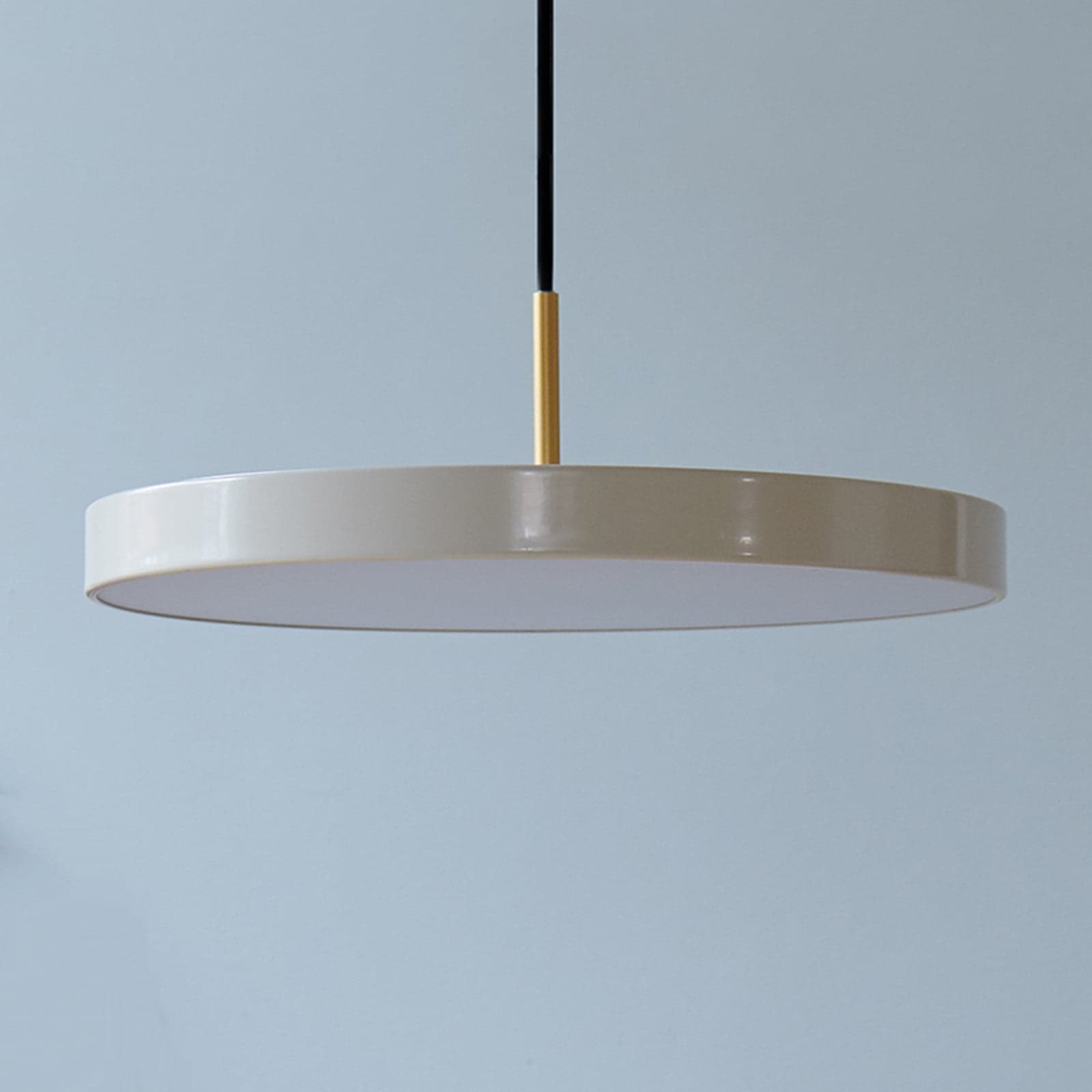 Asteria Mini LED-hengelampe perlehvit/messing Ø 31 cm - UMAGE - Stue - Design - Metall - Med en lyskilde