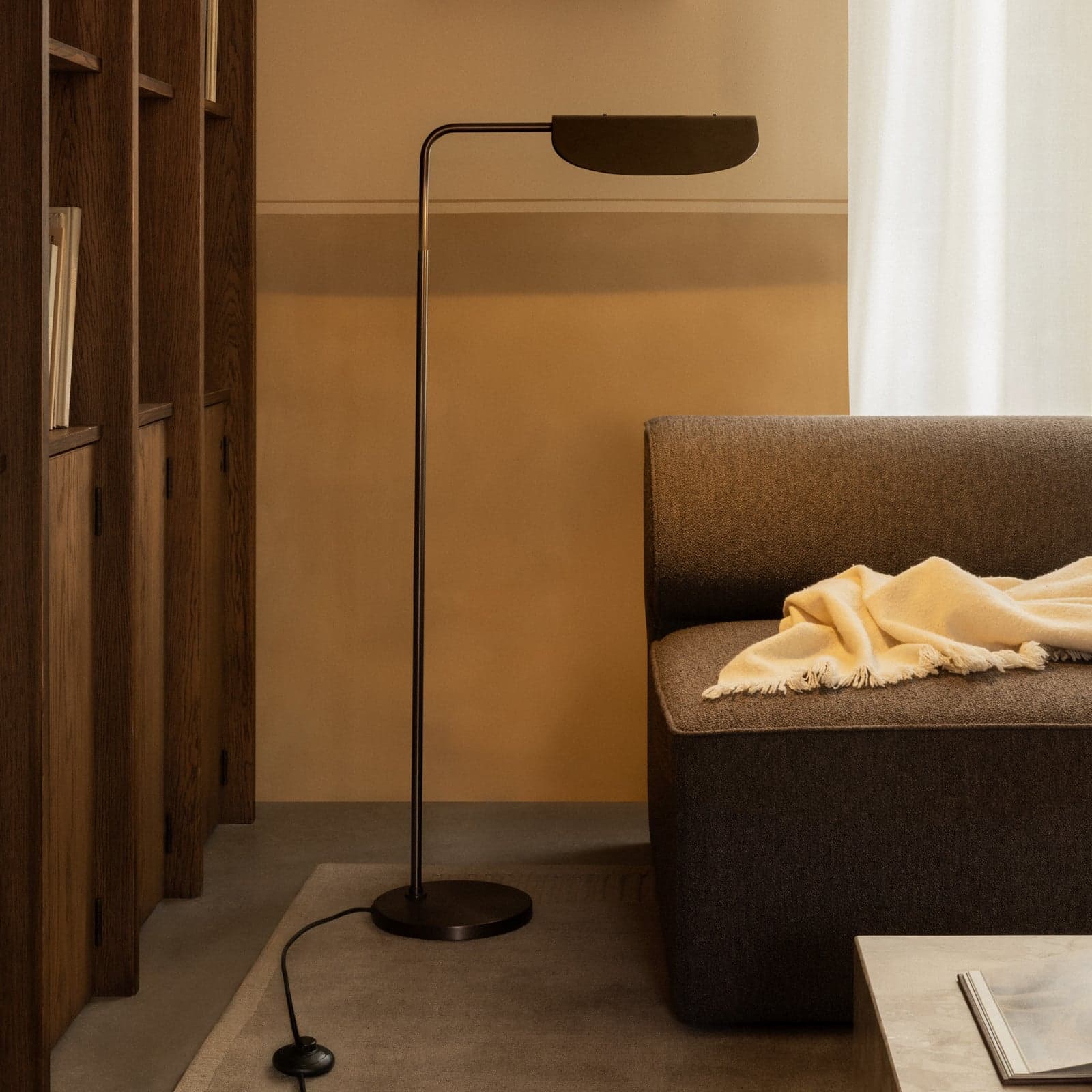 Wing gulvlampe, bronse, høyde 113 cm, justerbar – Audo Audo Copenhagen - Stue - Design - Aluminium - Med en lyskilde