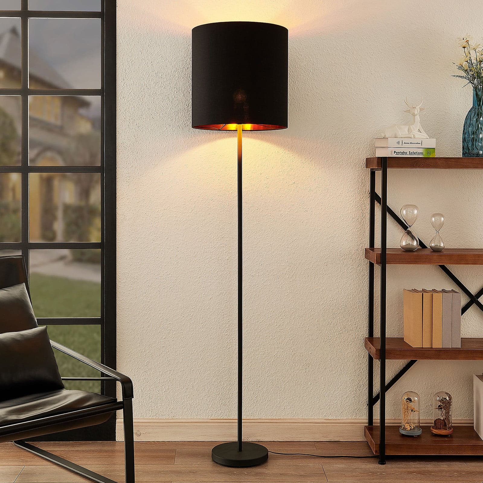 Nymar Gulvlampe Black/Gold - Lindby - Stue - Moderne - Stoff / Tekstil - Med skjerm