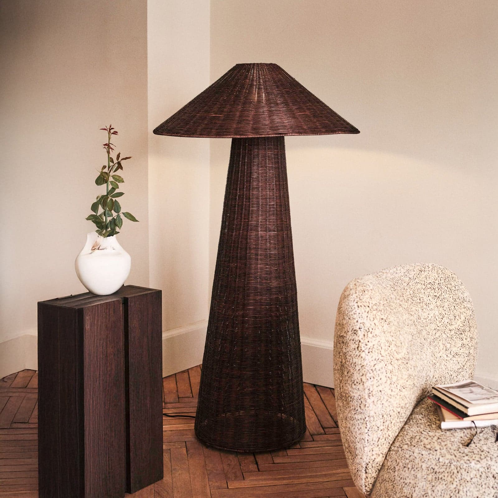 Dou gulvlampe, mørkebrun, høyde 131 cm, rotting – ferm LIVING - Stue - Design - Tre - Med en lyskilde