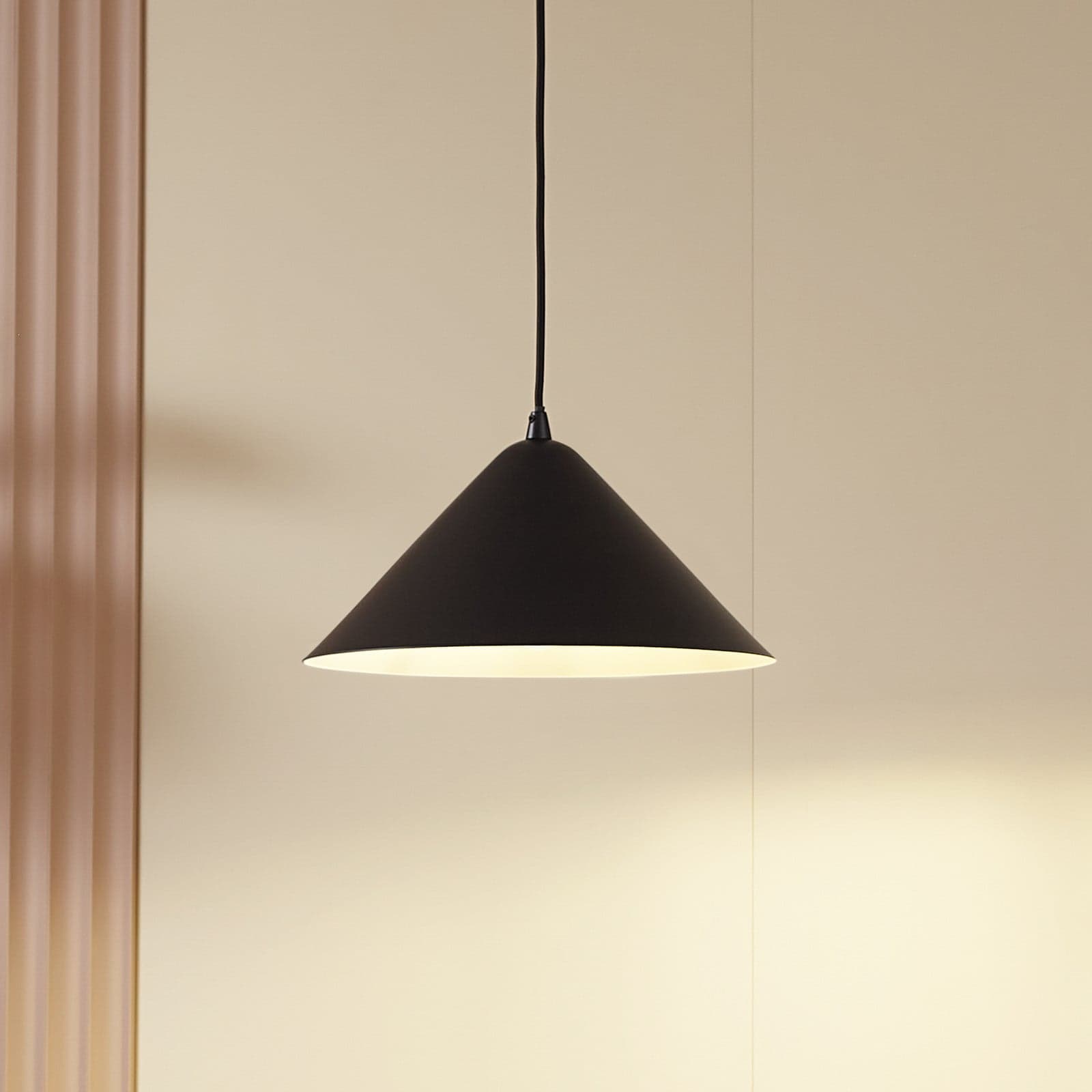 Clarine hengelampe Ø 32 cm svart/hvit - Lindby - Spisestue - Moderne - Metall - Med en lyskilde