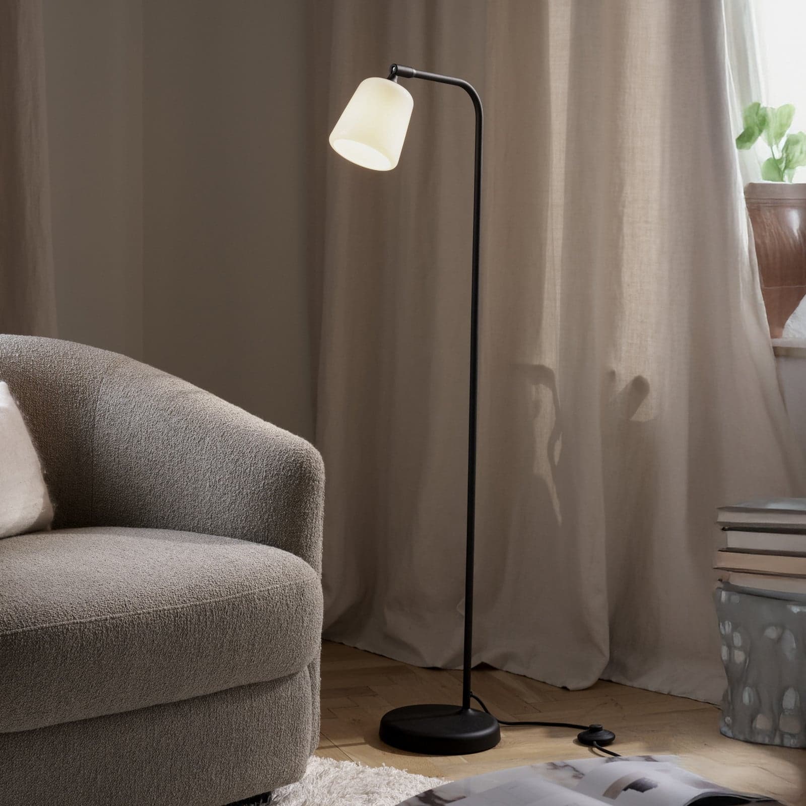 Material Gulvlampe White Opal Glass - New Works - Stue - Design - Med en lyskilde