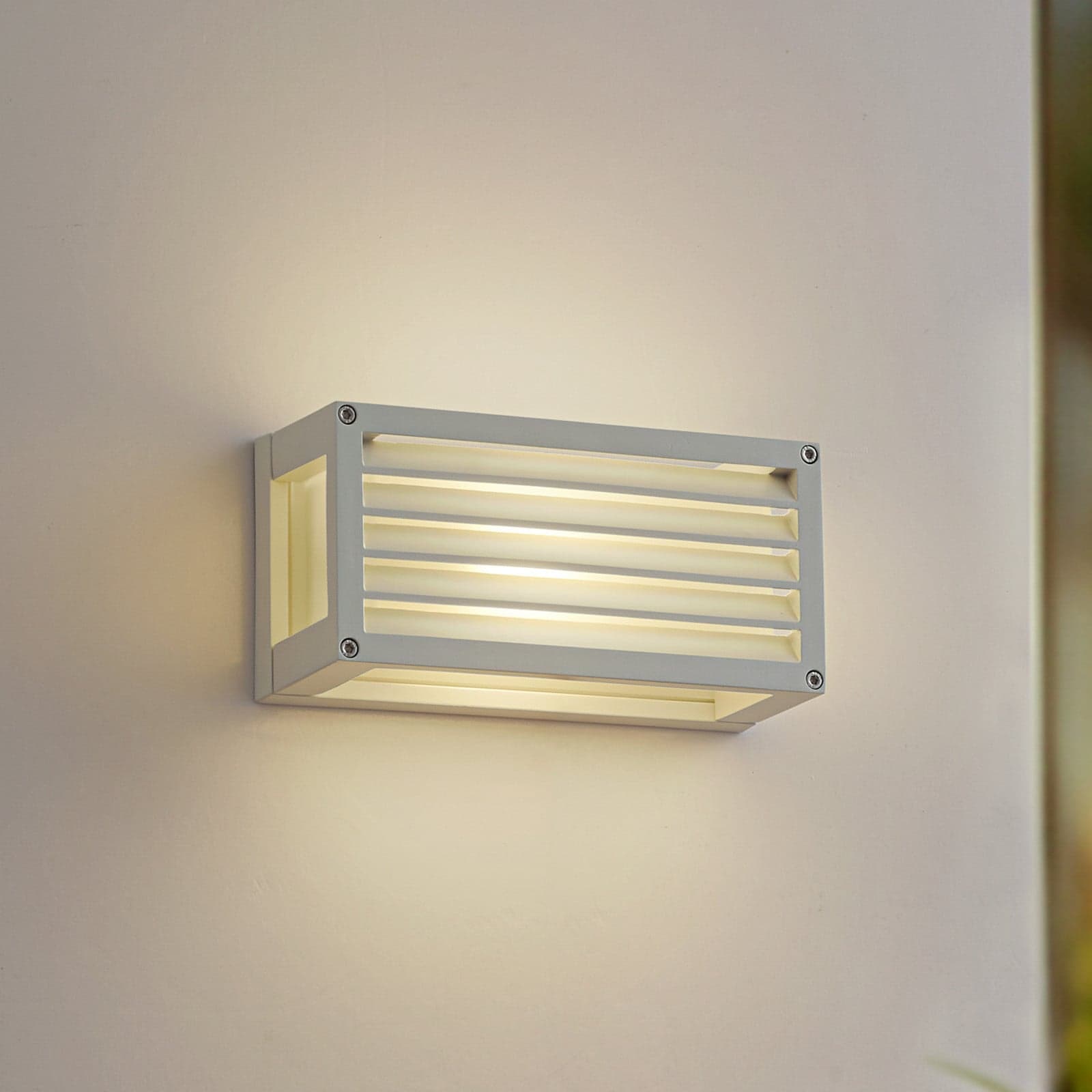 Aurelien utendørs vegglampe, hvit, 12 cm, stripe - Lucande - Balkong - Moderne - Aluminium - Kantet