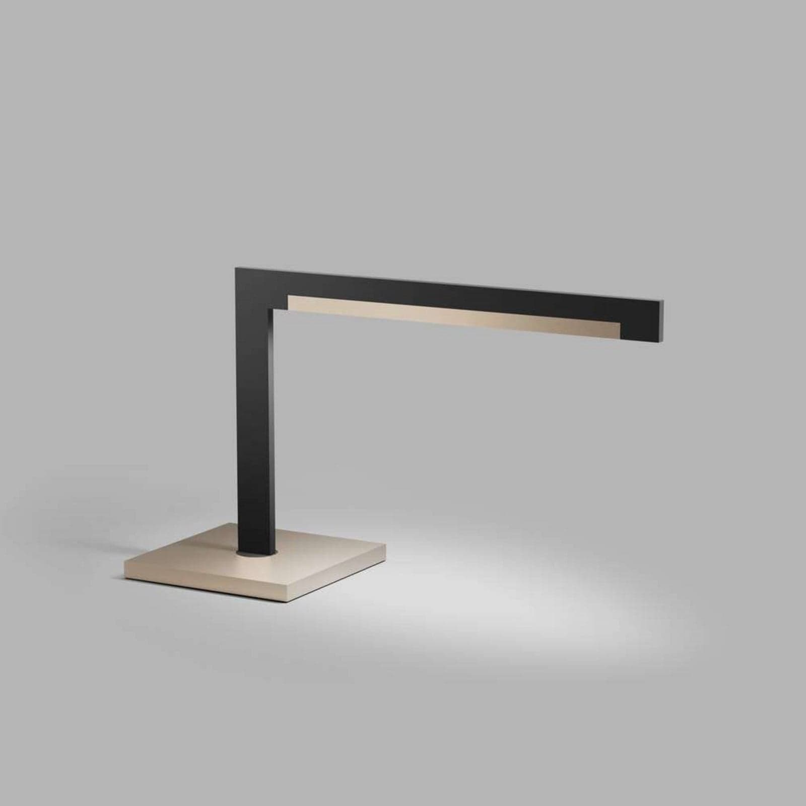 Inlay T2 Linear bordlampe, gull/svart, 40 cm - Light-Point - Stue - Aluminium