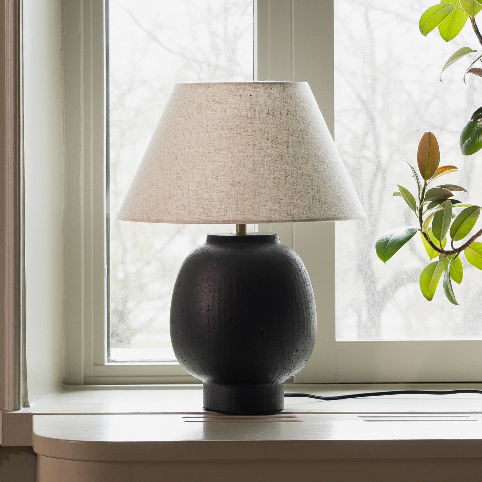 Lorenzo bordlampe, svart, høyde 46 cm – Globen Lighting - Stue - Skandinavisk - Keramikk - Med skjerm