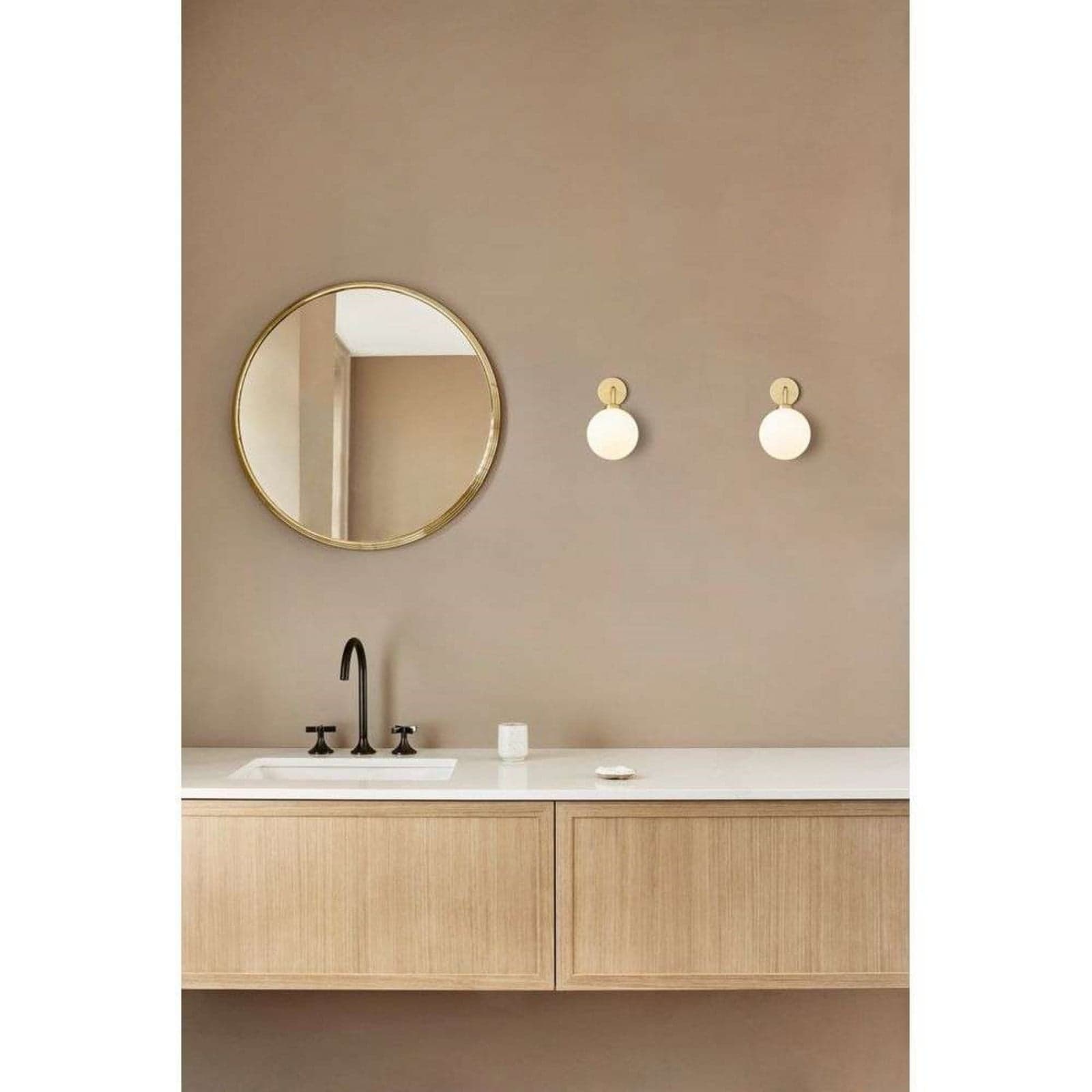 Apiales vegglampe, messing/opal, fast kablet - Nuura Nuura Aps - Stue - Skandinavisk - Glass - Med en lyskilde
