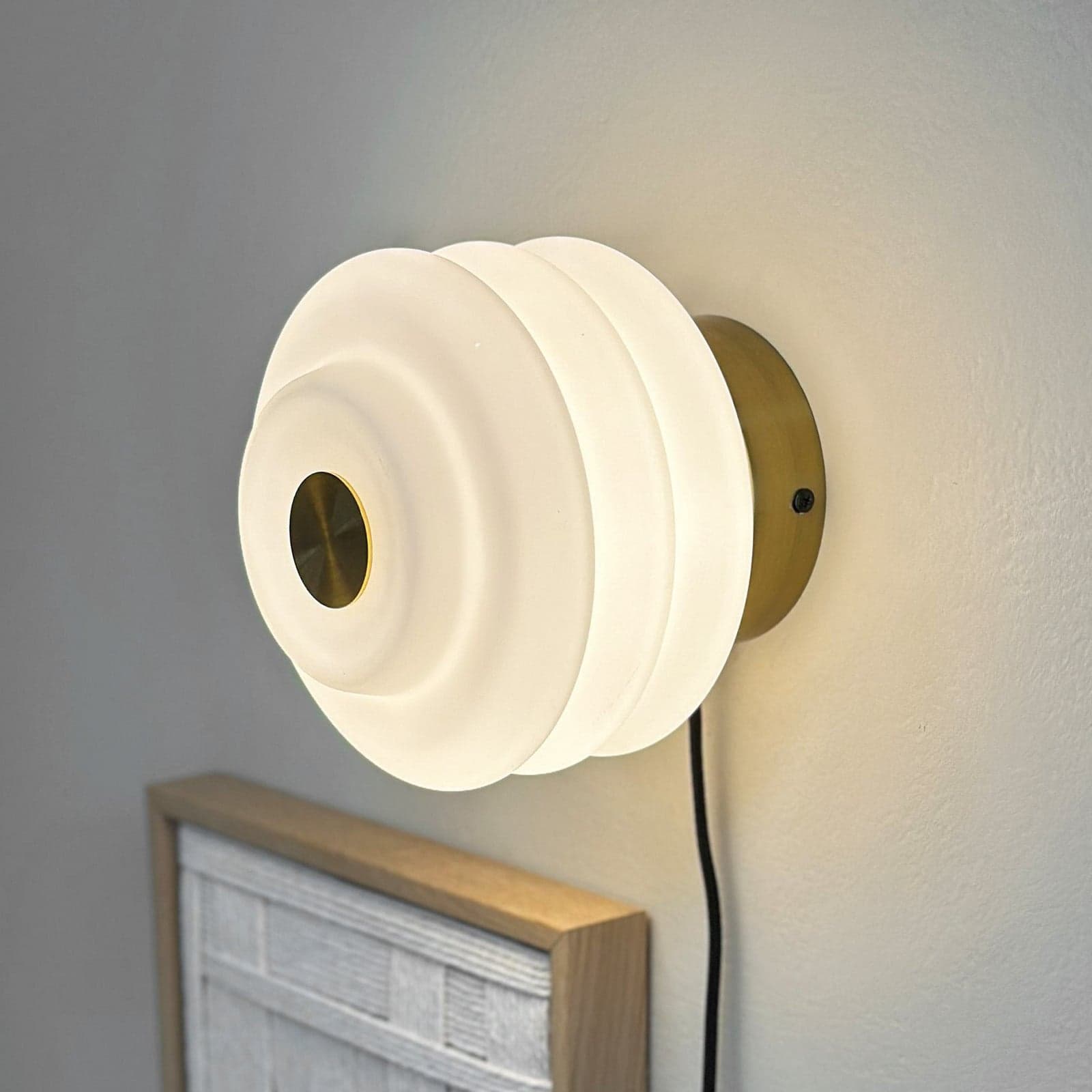Diva Vegglampe Brass - Dyberg Larsen - Stue - Skandinavisk - Glass - Med skjerm