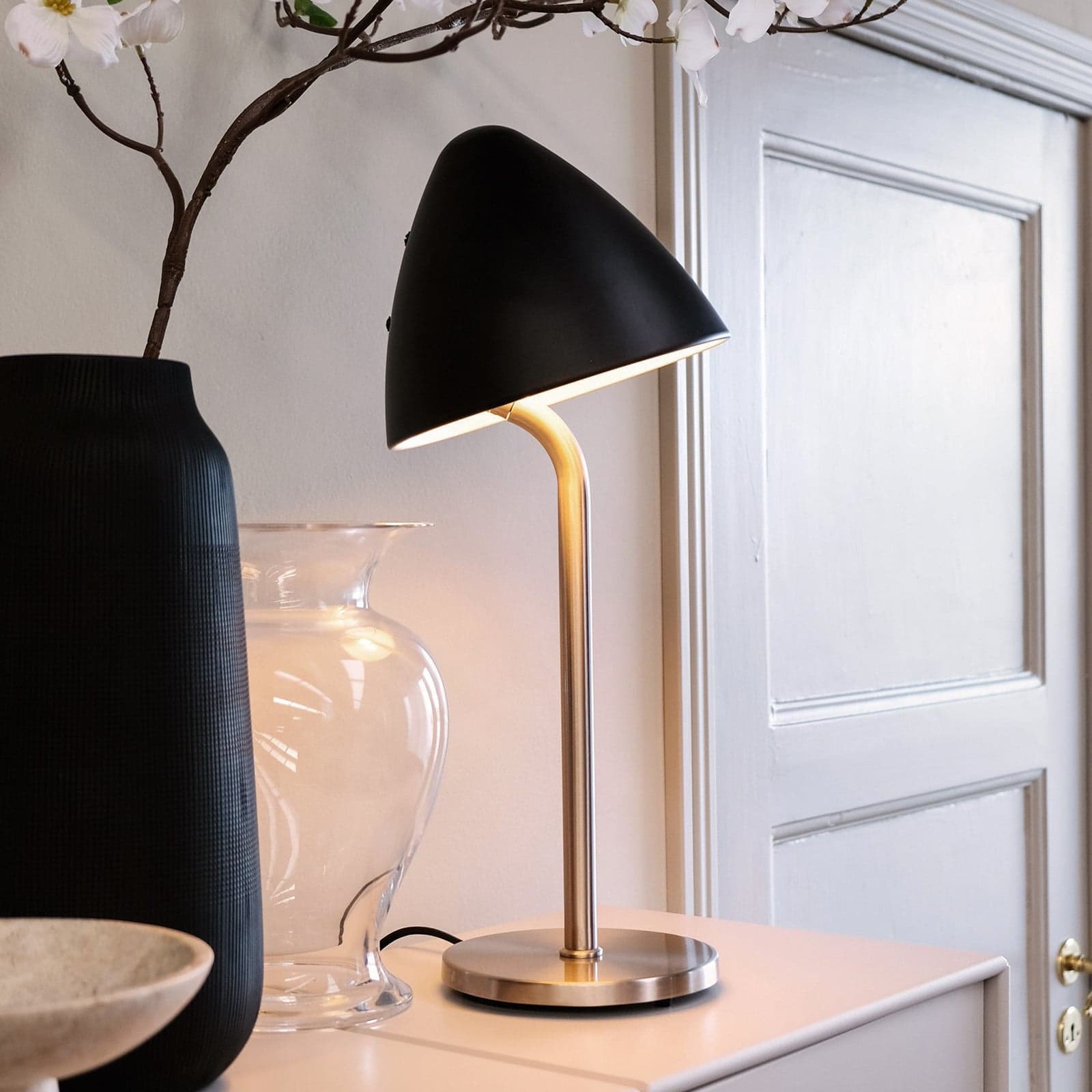 Oulu bordlampe svart/børstet stål - Dyberg Larsen - Stue - Design - Metall - Med skjerm