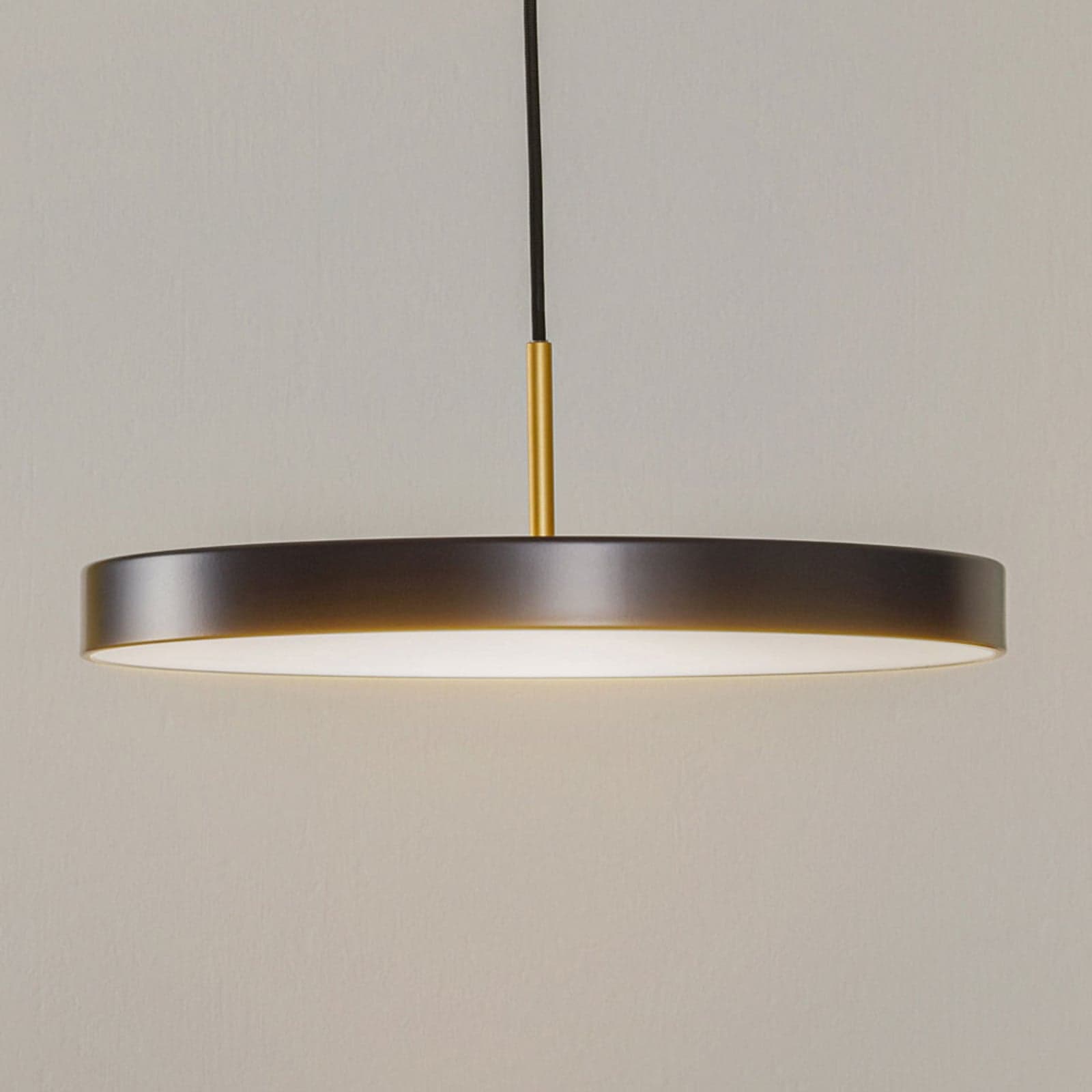 Asteria Medium LED-hengelampe, antrasitt/messing, 43 cm – UMAGE - Stue - Design - Metall - Med en lyskilde