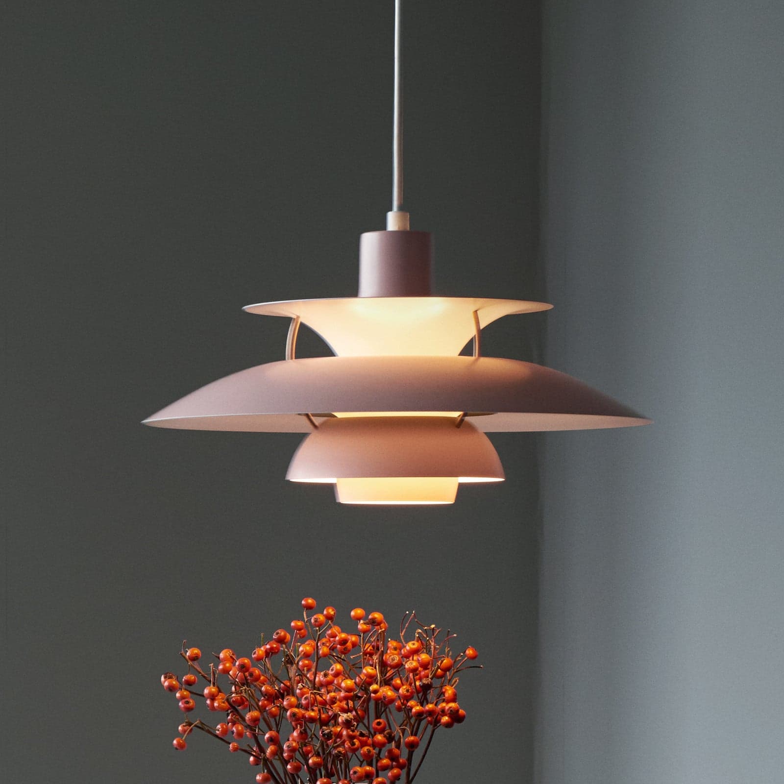 PH 5 500 pendellampe i farger fra rosa – Louis Poulsen - Stue - Design - Metall - Med en lyskilde