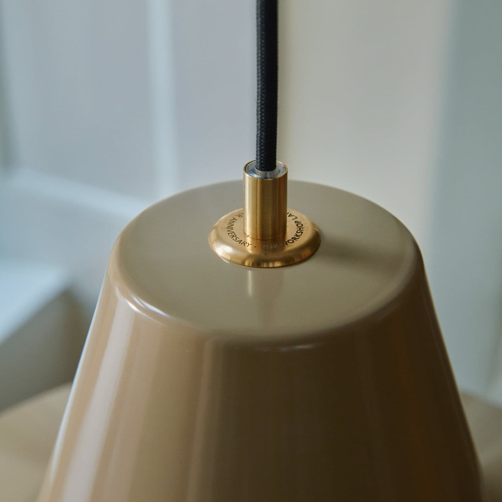 Workshop W3 pendellampe, beige, aluminium, E27 – Made By Hand - Spisestue - Design - Med en lyskilde