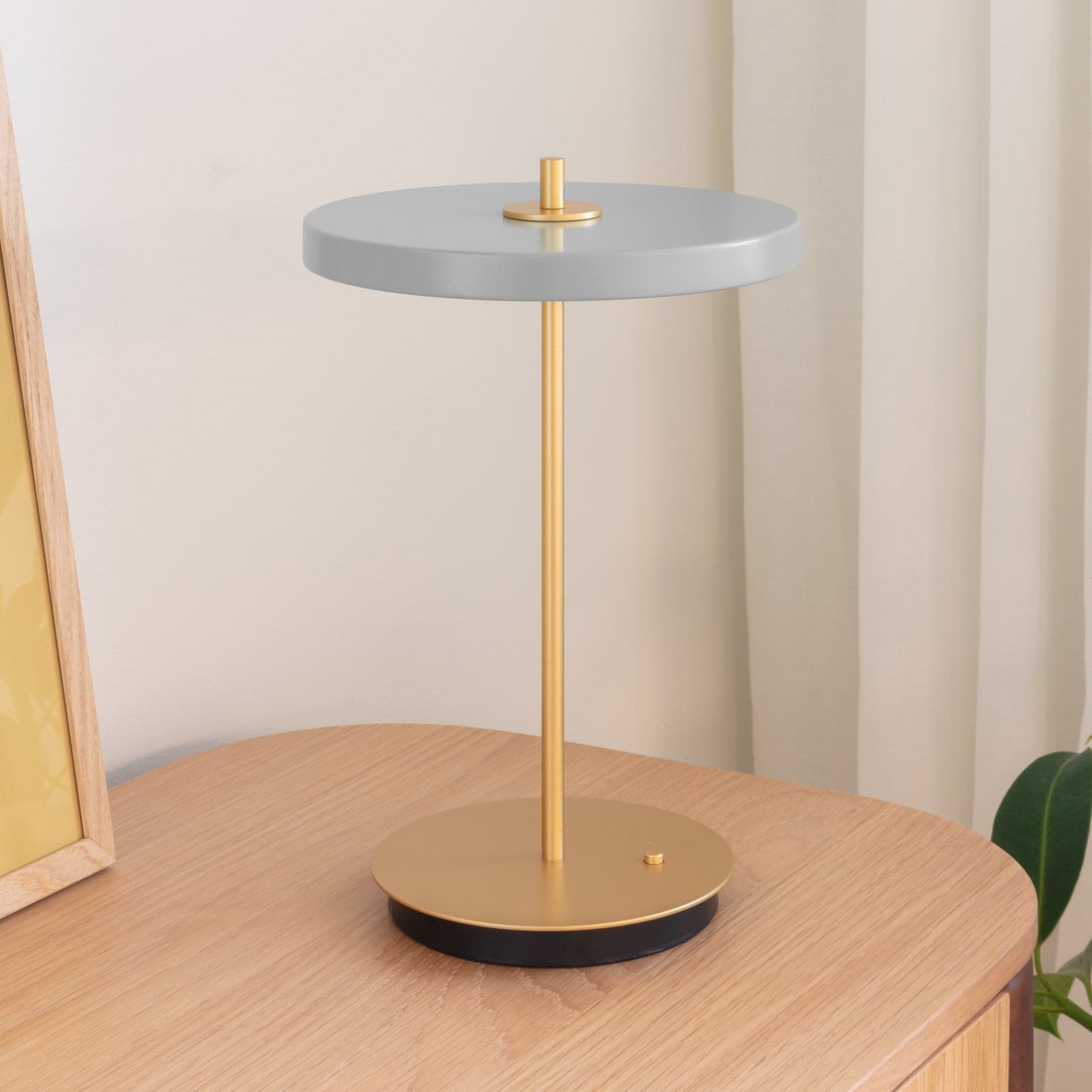 Asteria Move LED-bordlampe med batteri, tåke/messing 31 cm - UMAGE - Stue - Design - Metall - Med skjerm