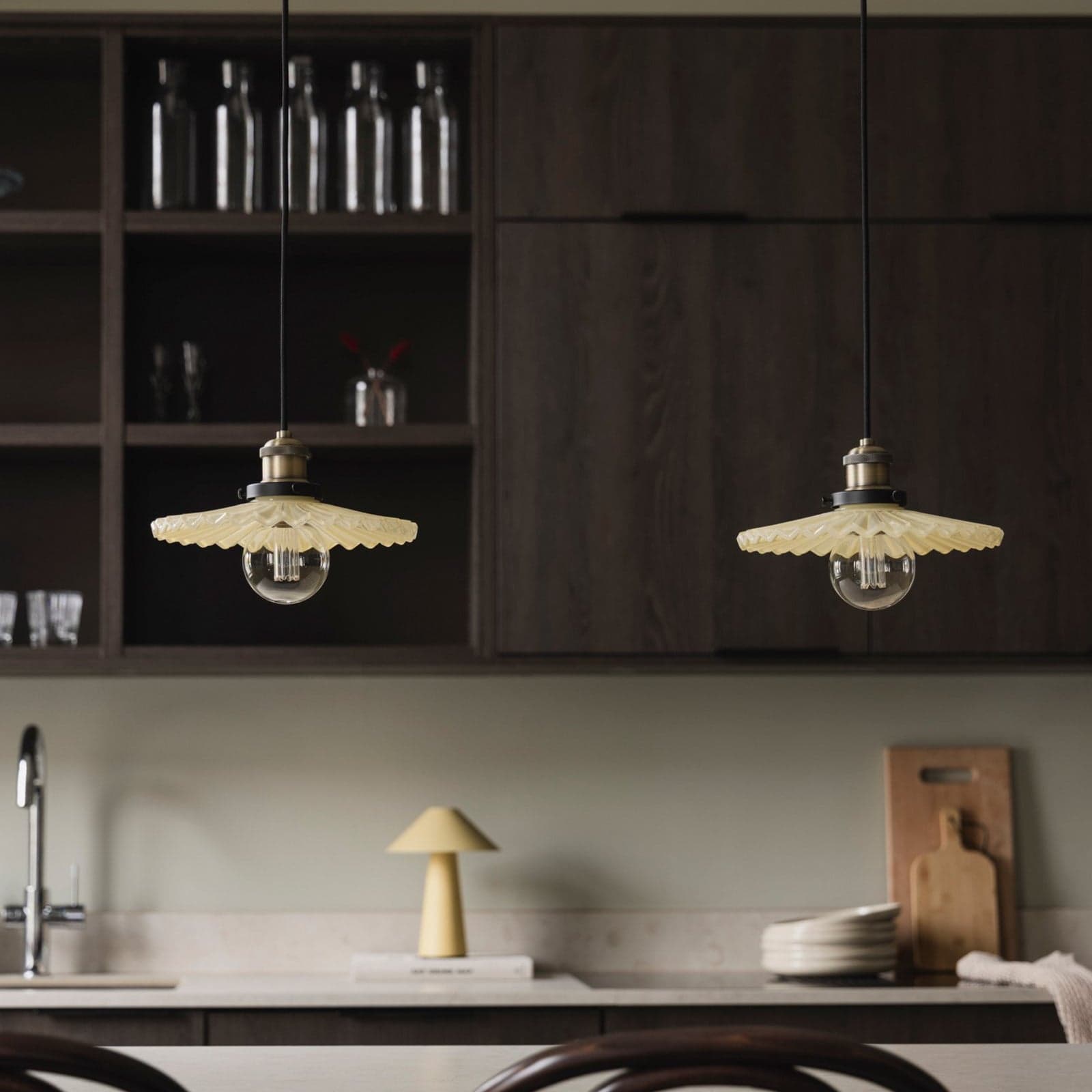 Globen Lighting Hengelampe COBBLER, krem/gammel messing Ø 25 cm - Stue - Design - Glass - Med en lyskilde