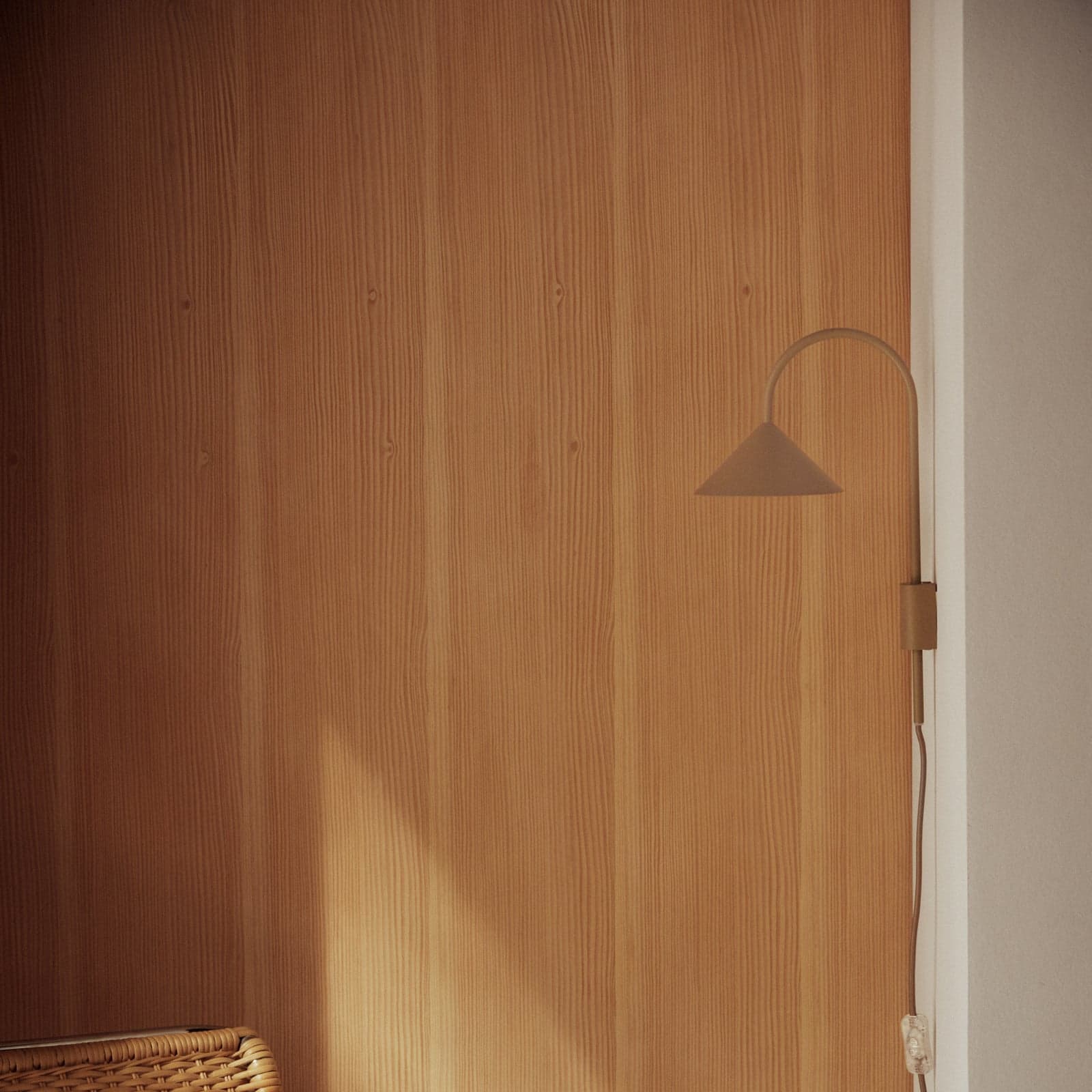 Grasp vegglampe, sandgrå, 40 cm, stikkontakt – FRANDSEN - Entré - Design - Metall - Med en lyskilde