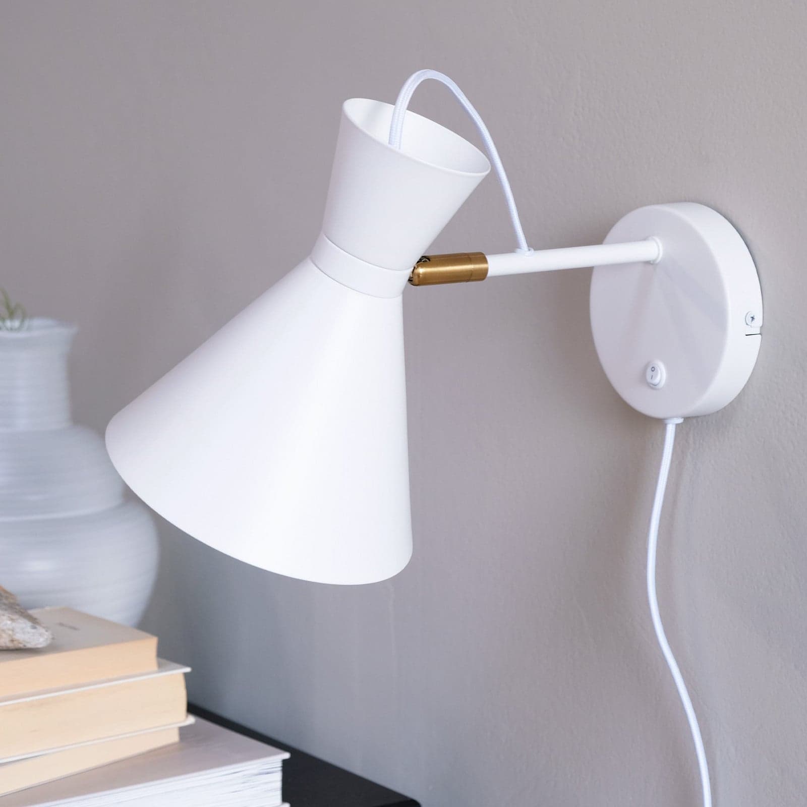 Cindy Vegglampe Matt White - Dyberg Larsen - Stue - Design - Metall - Med en lyskilde