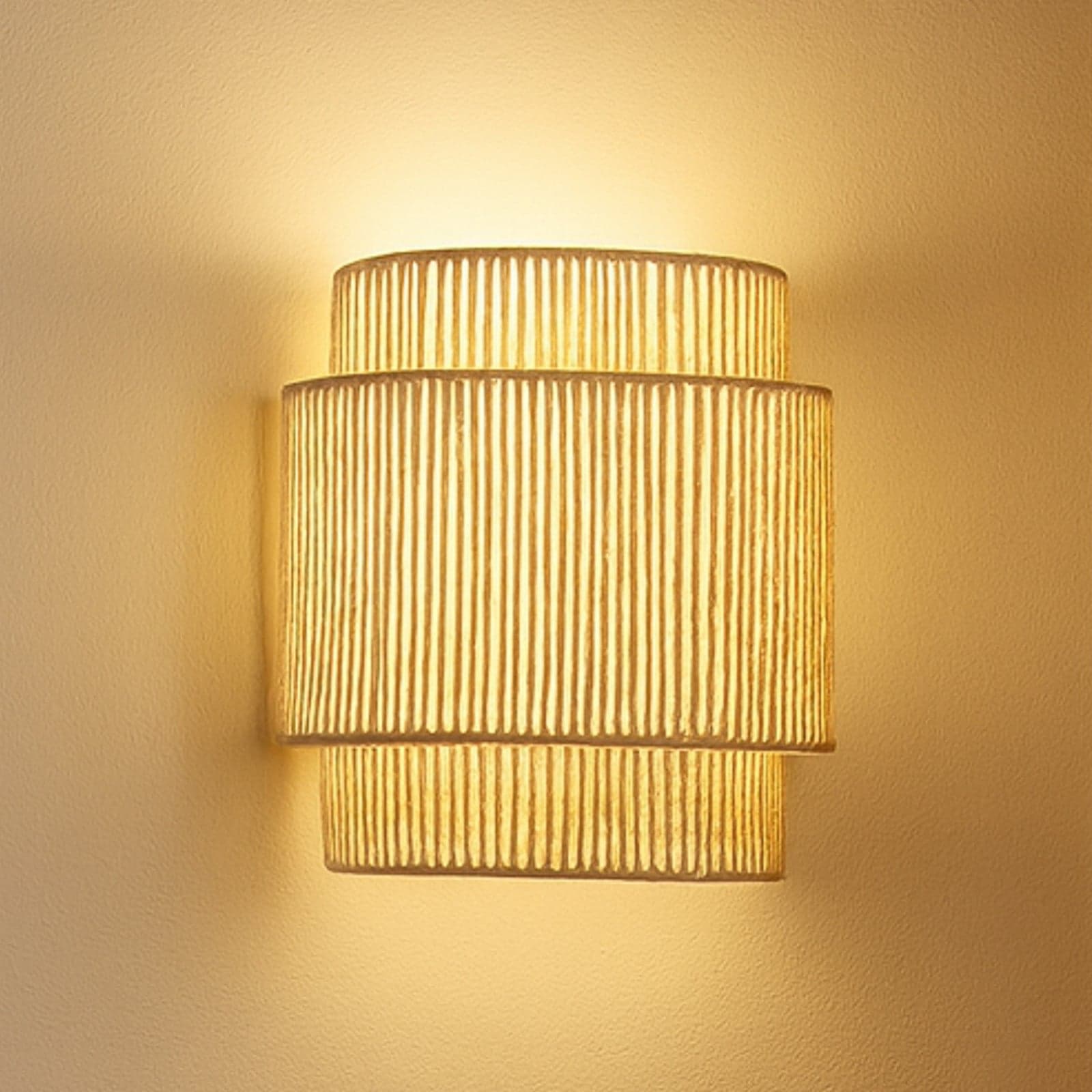 Anuva vegglampe, naturfarget, høyde 25 cm, papir - Lindby - Stue - Rustikk - Papir / kartong - Med en lyskilde