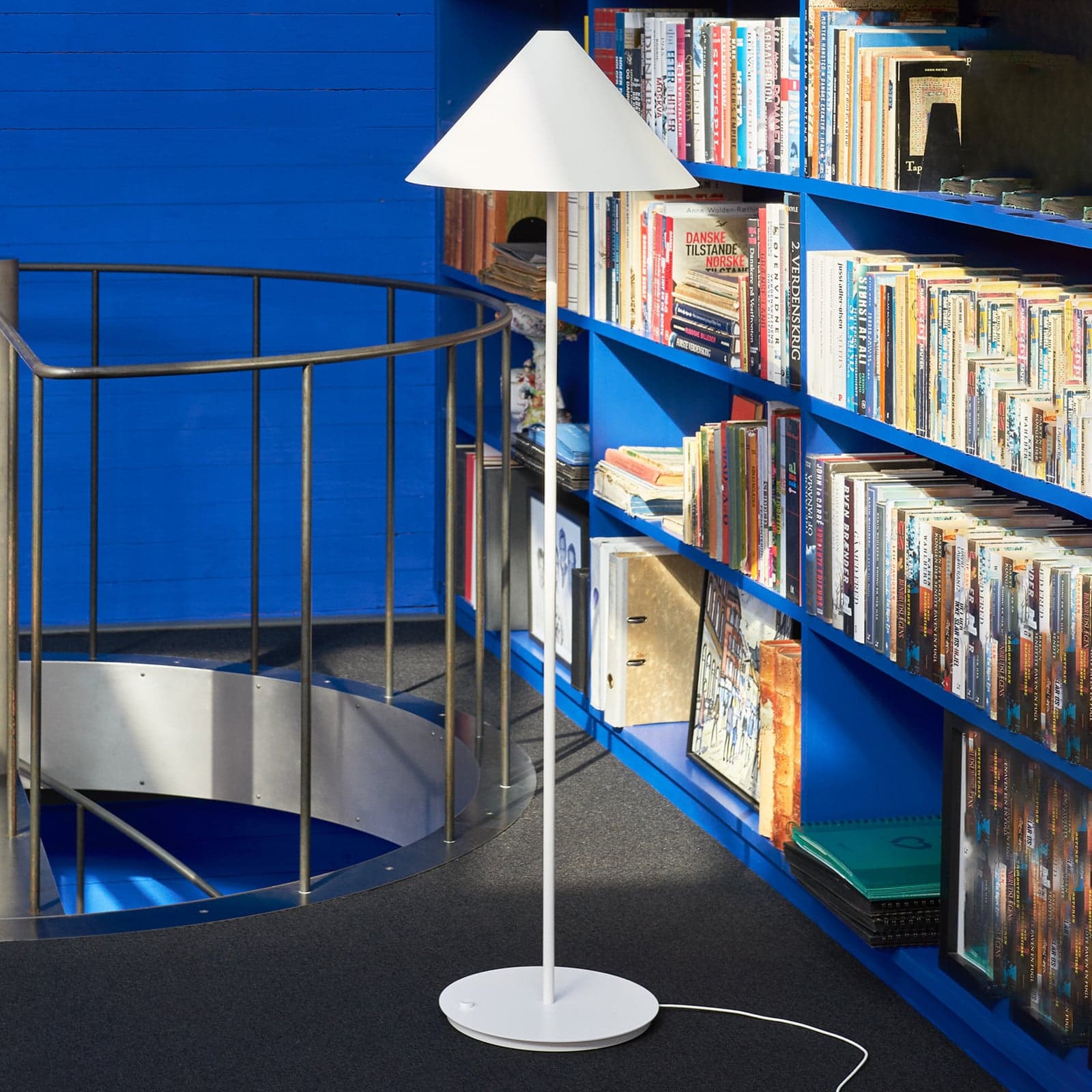 Keglen 400 LED Gulvlampe Dim-to-Warm White - Louis Poulsen - Stue - Design - Metall - Med skjerm
