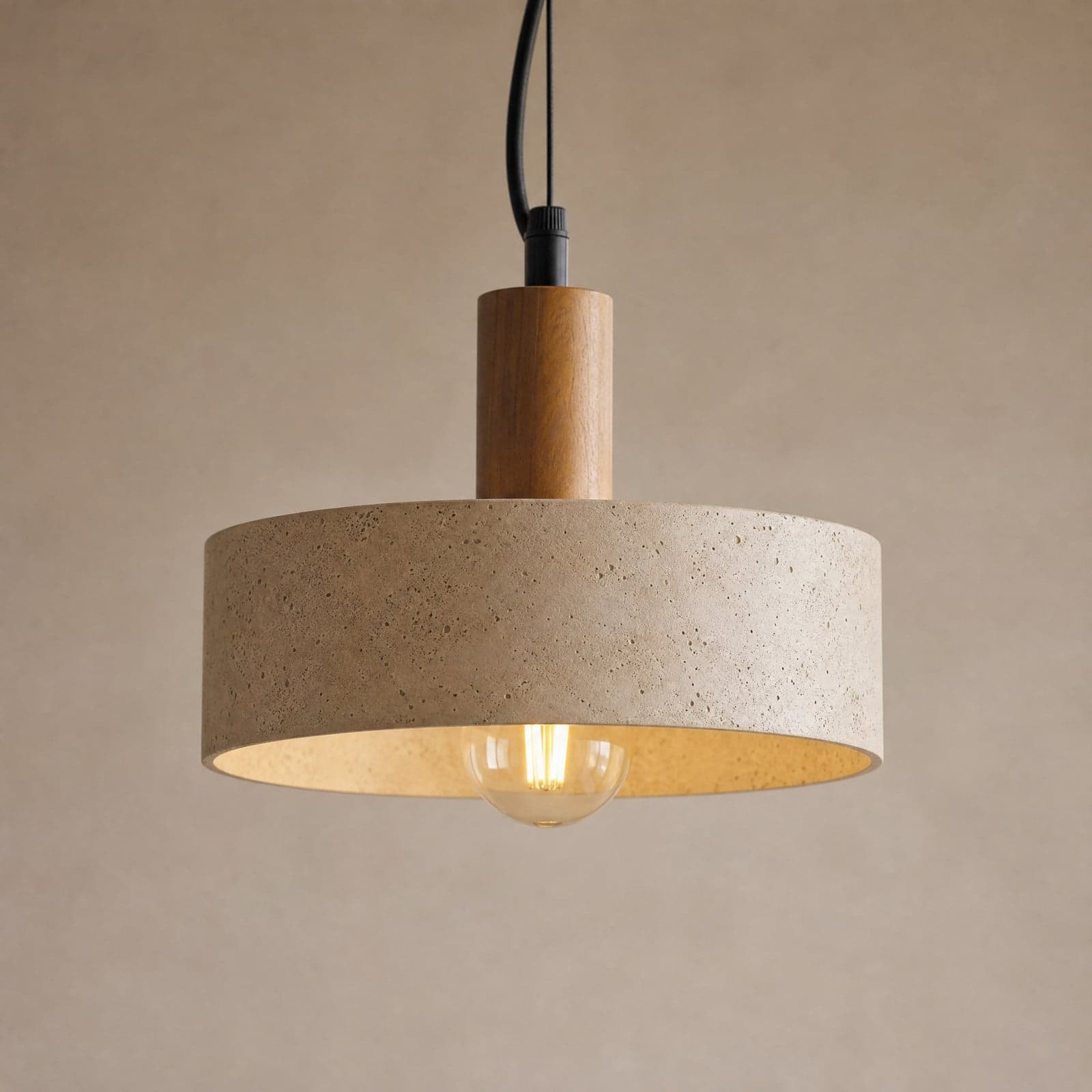Carlotta hengelampe, 1 lyskilde, beige/valnøtt, Ø 27 cm, tre/betong – Lucande - Stue - Moderne - Med en lyskilde