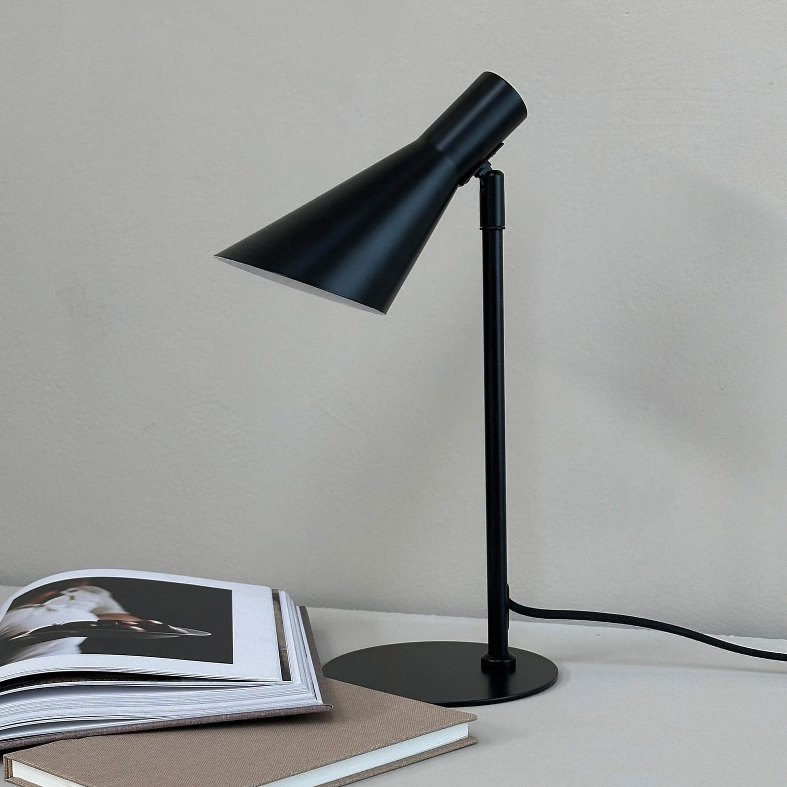 DL12 bordlampe Mini svart - Dyberg Larsen - Stue - Design - Metall - Med skjerm