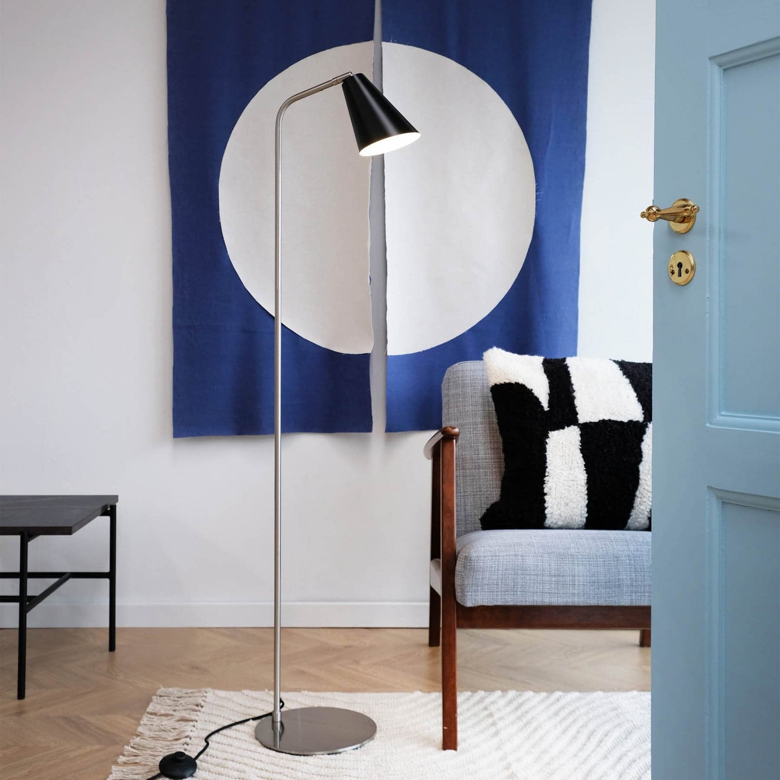 Oswald Gulvlampe Black/Steel - Dyberg Larsen - Stue - Design - Metall - Med skjerm