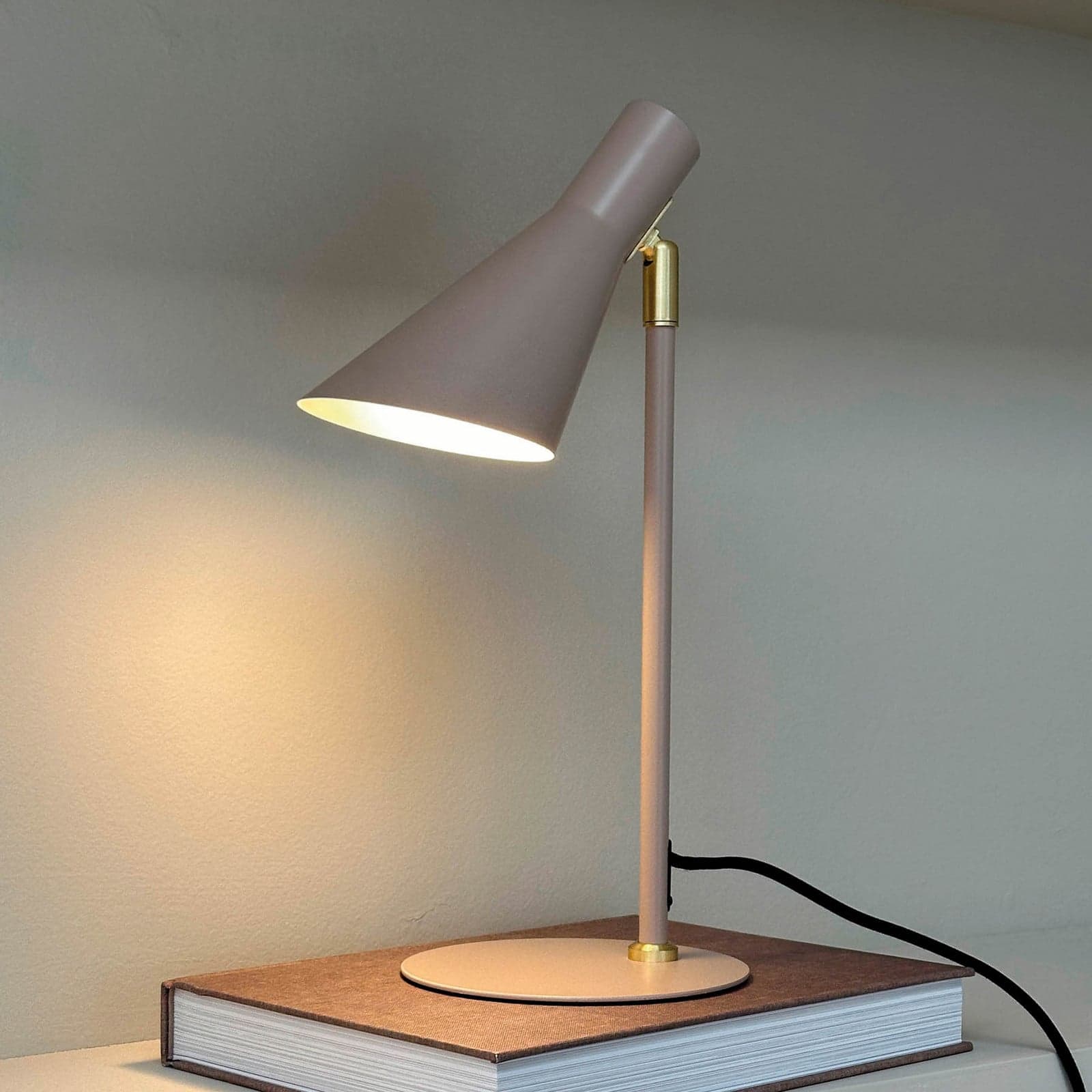 DL12 bordlampe Mini beige/messing - Dyberg Larsen - Stue - Design - Metall - Med skjerm