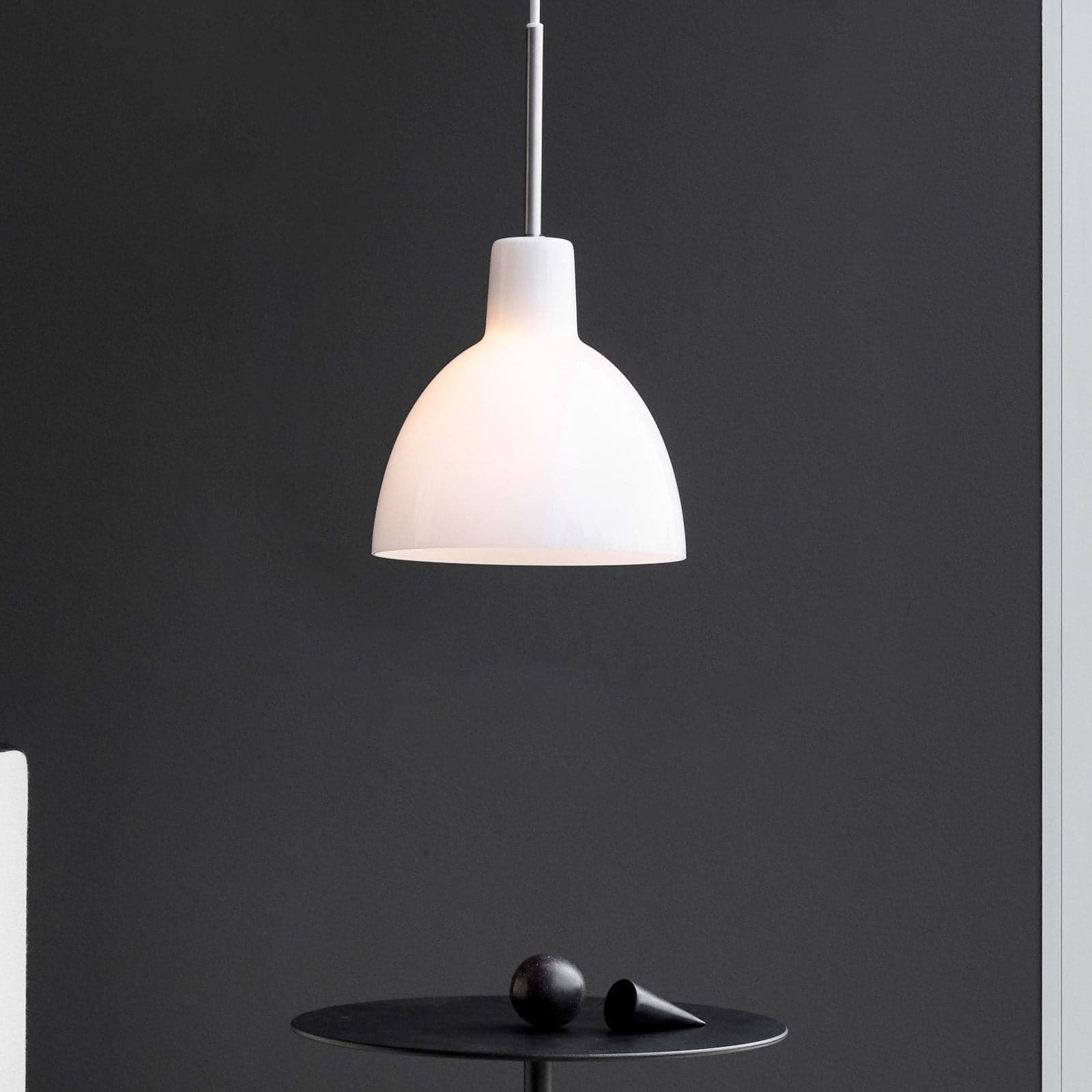 Toldbod Glass Pendel Ø220 White Opal - Louis Poulsen - Stue - Design - Med en lyskilde