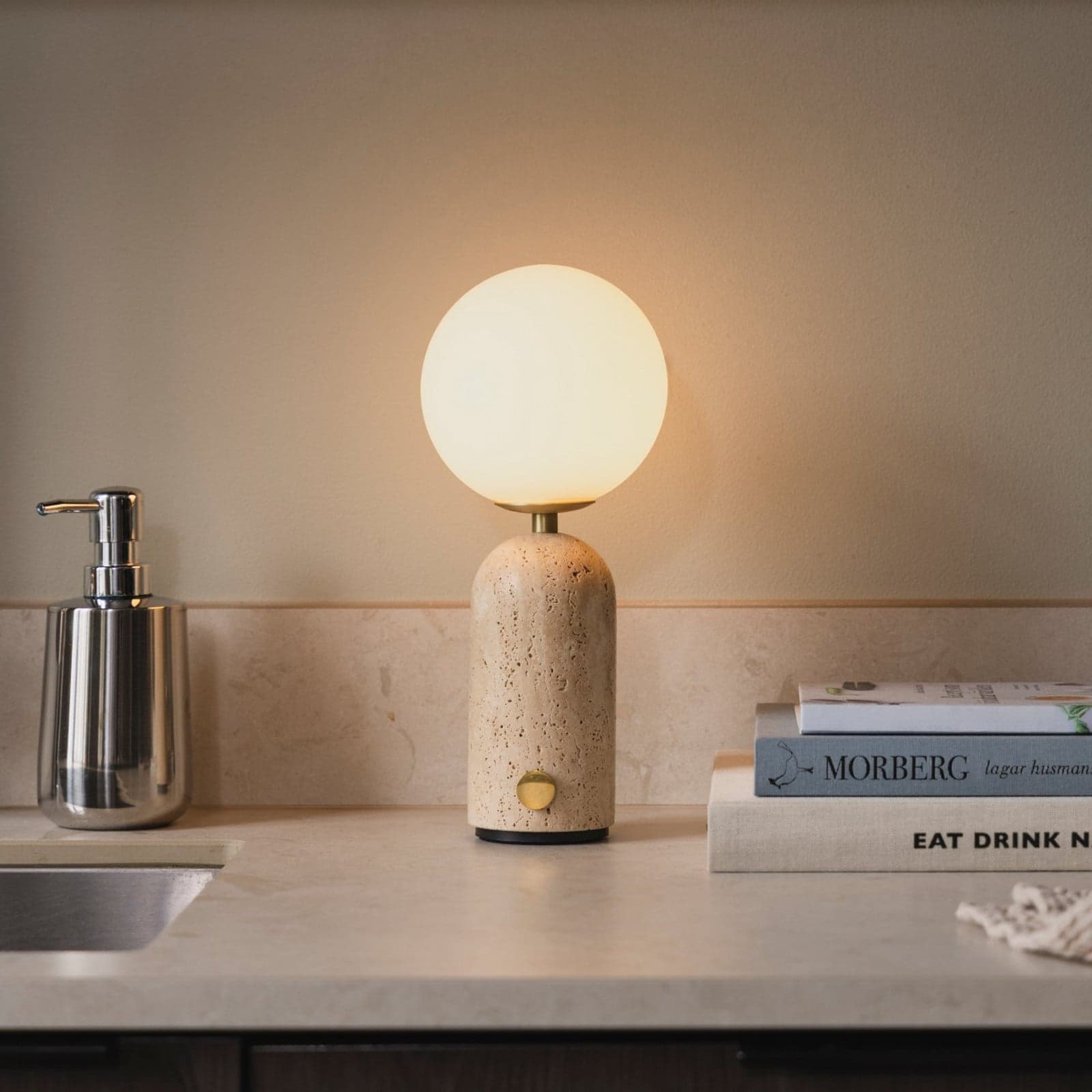 Torrano PORTABLE bordlampe travertin lys - Globen Lighting - Stue - Design - Stein - Med en lyskilde