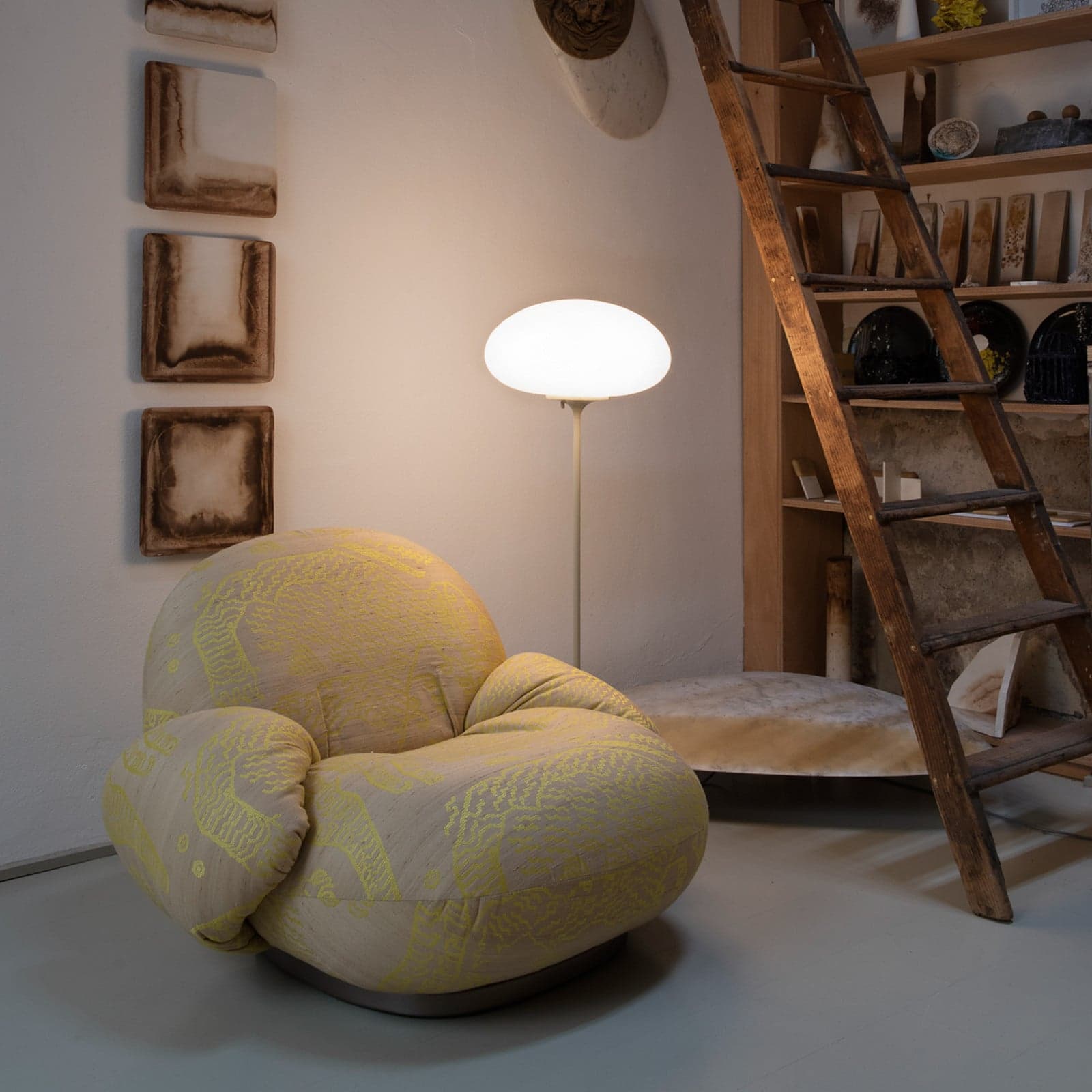 Stemlite gulvlampe, grå, høyde 110 cm, dimbar - Gubi - Stue - Design - Metall - Med en lyskilde