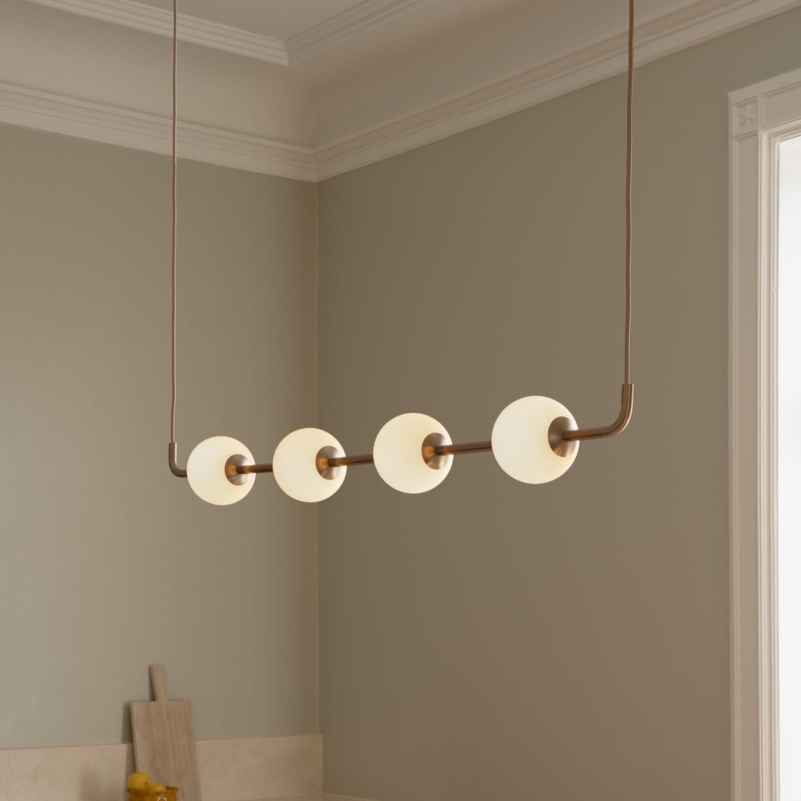 Audrey LINEAR LED-hengelampe, messing, 118 cm 4 lyskilder - UMAGE - Spisestue - Design - Metall - Med flere lyskilder