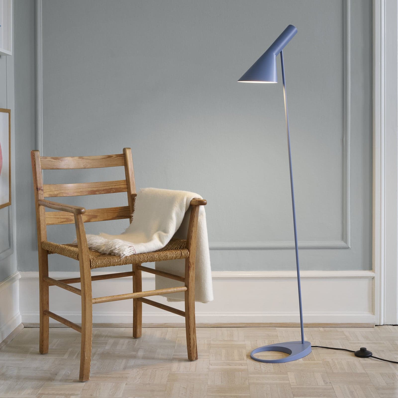 AJ Gulvlampe Dusty Blue - Louis Poulsen - Stue - Design - Metall - Med en lyskilde
