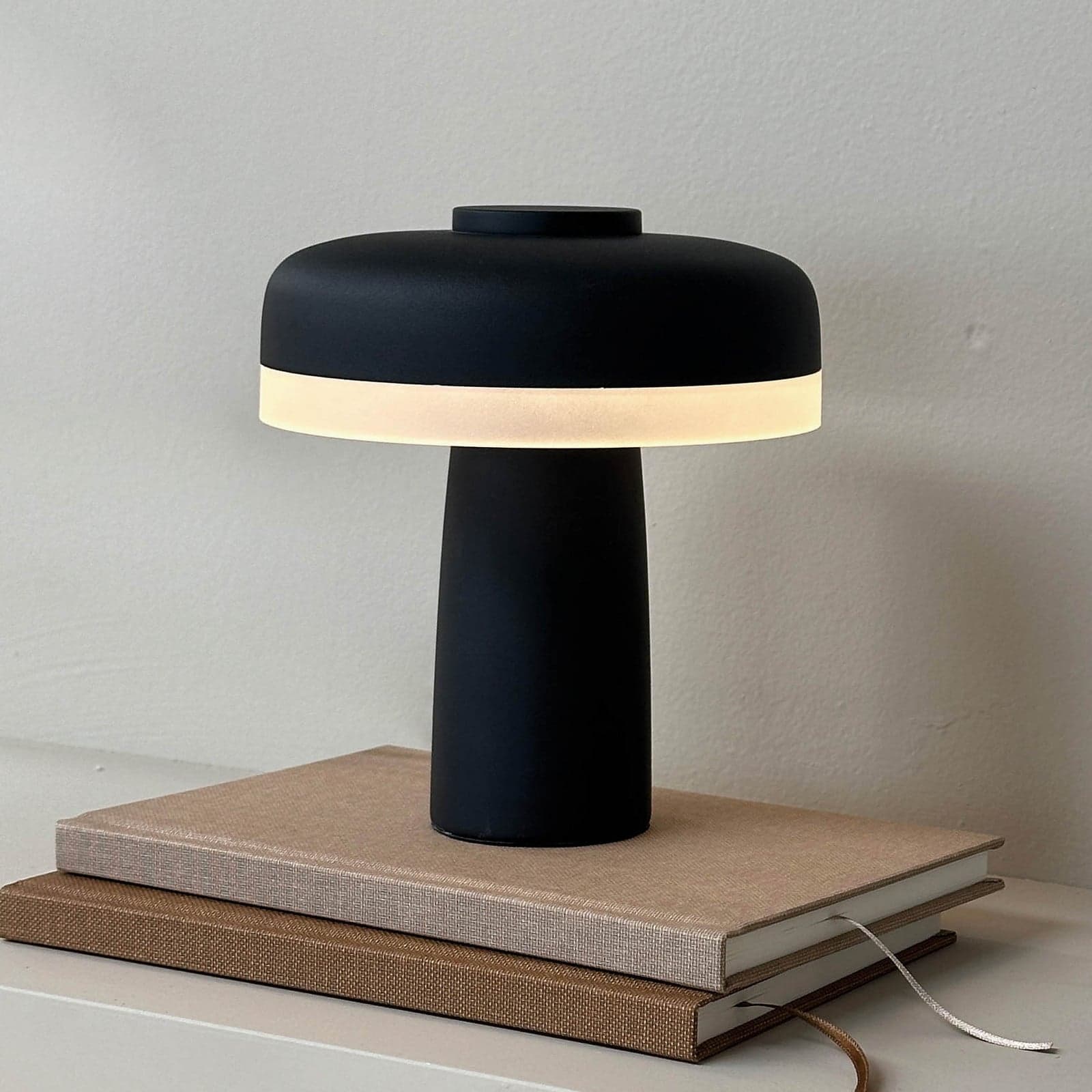 Porter LED Portable Bordlampe Matt Svart - Dyberg Larsen - Stue - Skandinavisk - Metall - Med skjerm