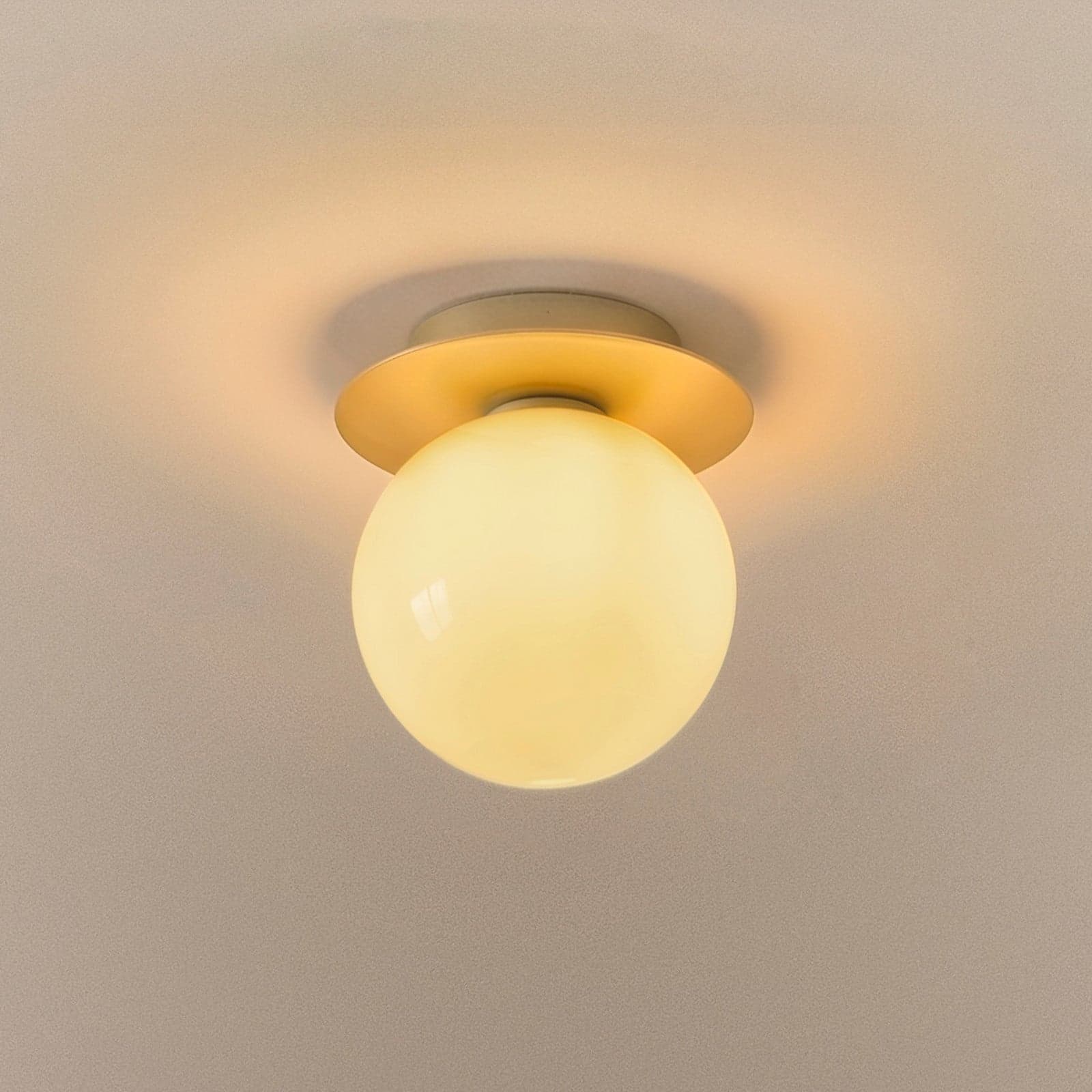 Liila 1 Medium vegglampe, gull/honninggul, IP44, G9 – Nuura - Bad - Design - Glass - Kule