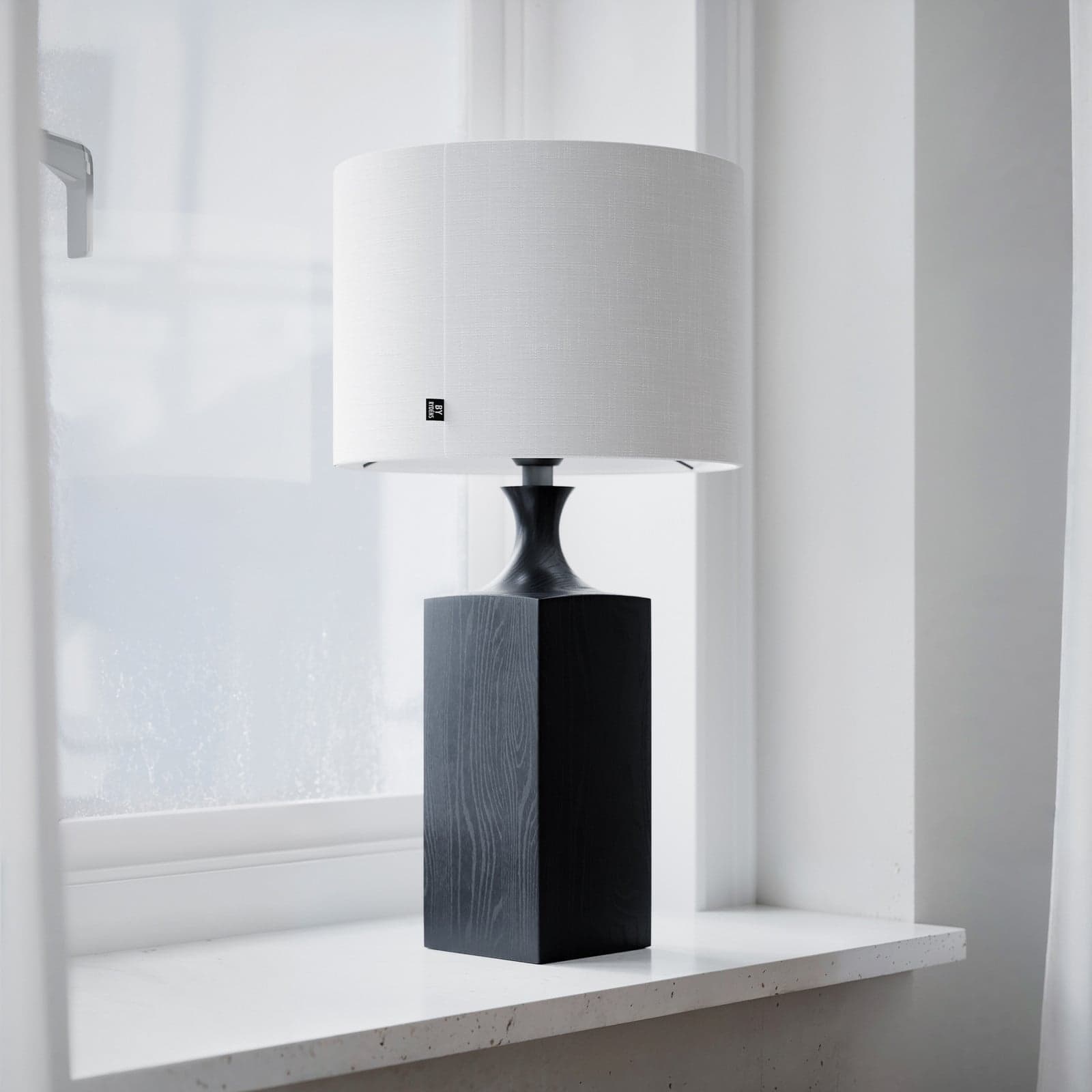 Woody bordlampe, høyde 56 cm, svart/hvit, tre, lin, E27 – By Rydéns - Stue - Med en lyskilde