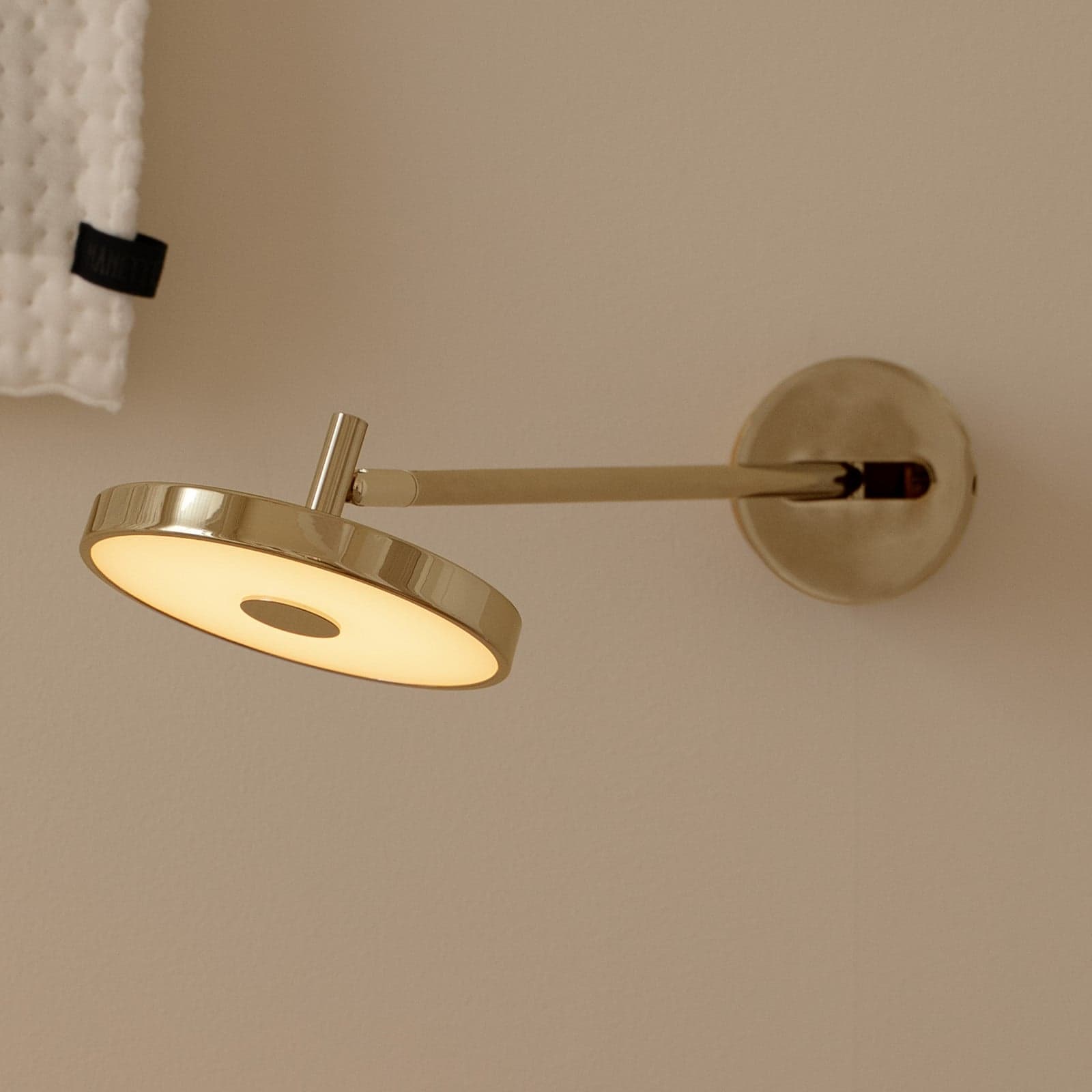 Asteria LONG HW LED-vegglampe messing polert 45 cm - UMAGE - Stue - Design - Metall - Med en lyskilde