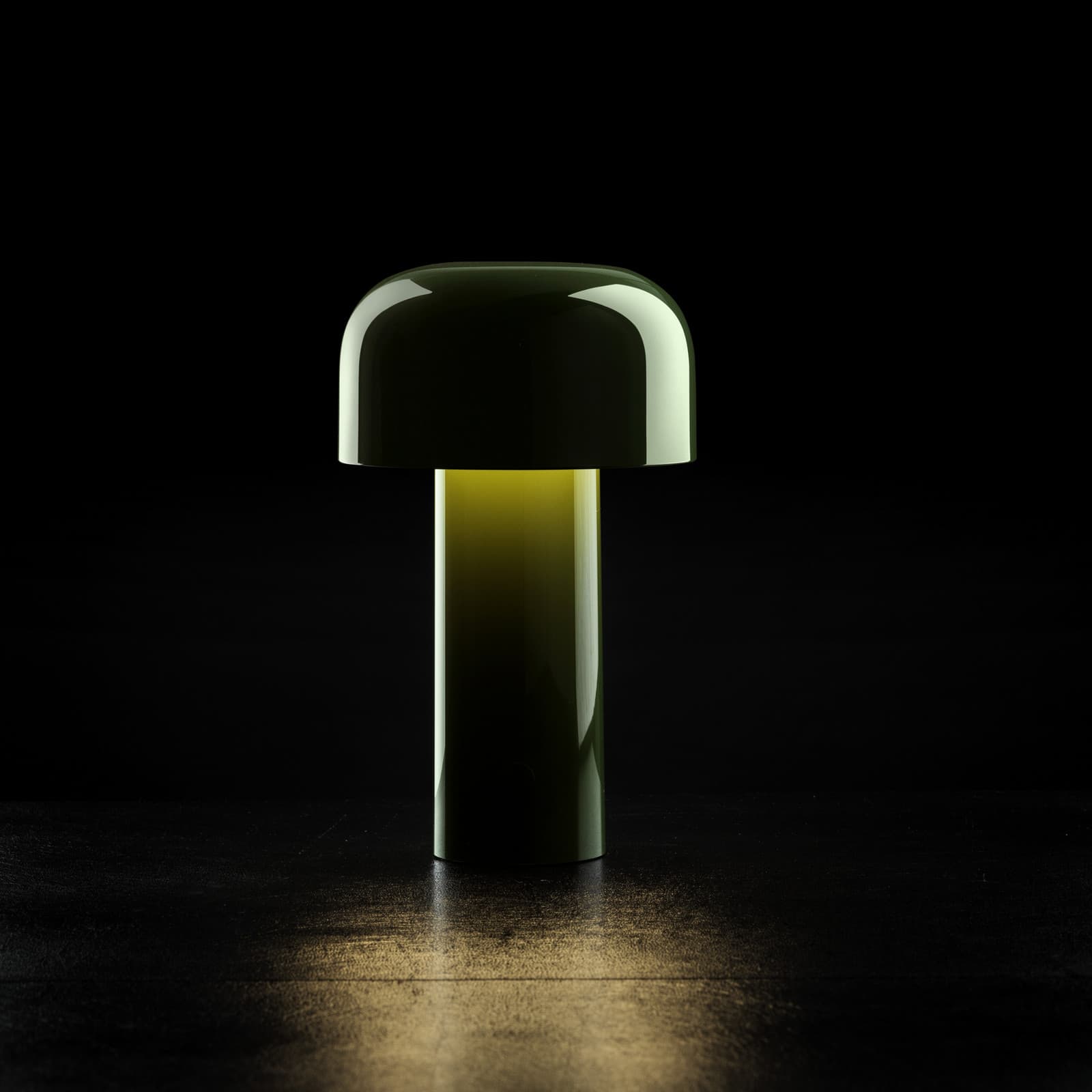 Bellhop LED-bordlampe med batteri, grønn, 21 cm, dimbar, IP54 – FLOS - Stue - Design - Plast - Rund