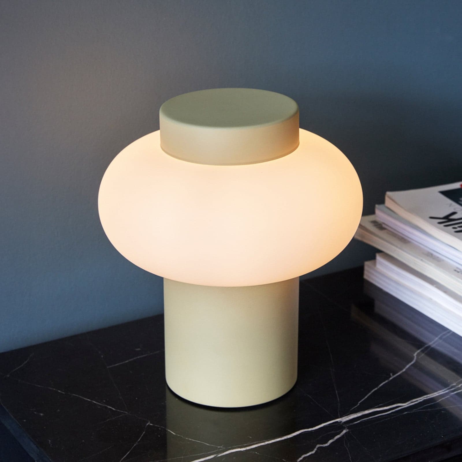 Camp Bordlampe H25 Opal/Yellow - Hübsch - Stue - Vintage - Glass - Med en lyskilde