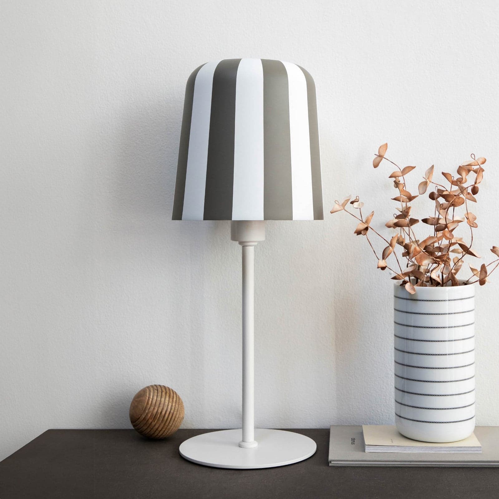 Gry Bordlampe Grå/Hvit - Dyberg Larsen - Stue - Design - Metall - Med skjerm