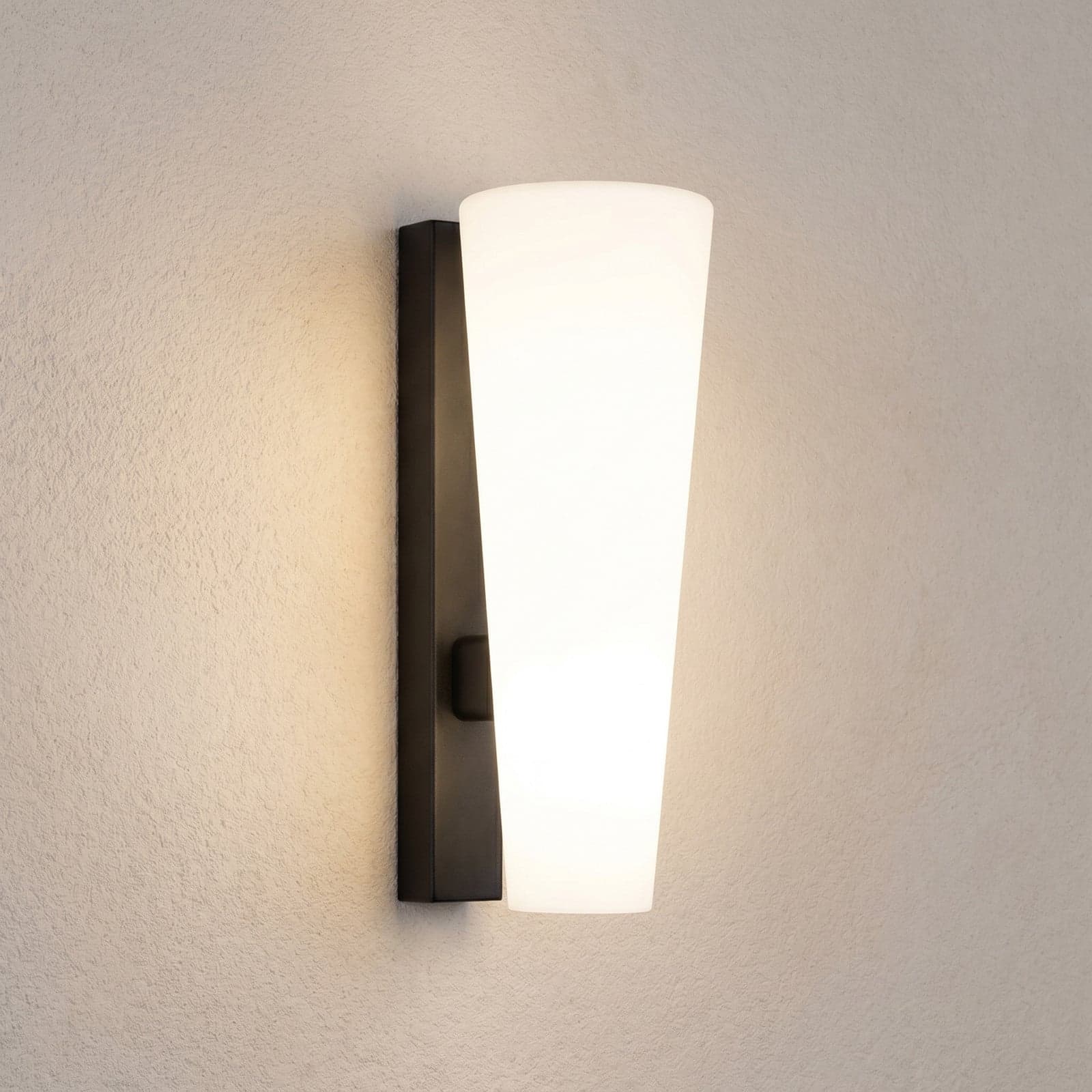Jovra utendørs LED-vegglampe, svart, høyde 32 cm – Lucande - Moderne - Glass - Med en lyskilde