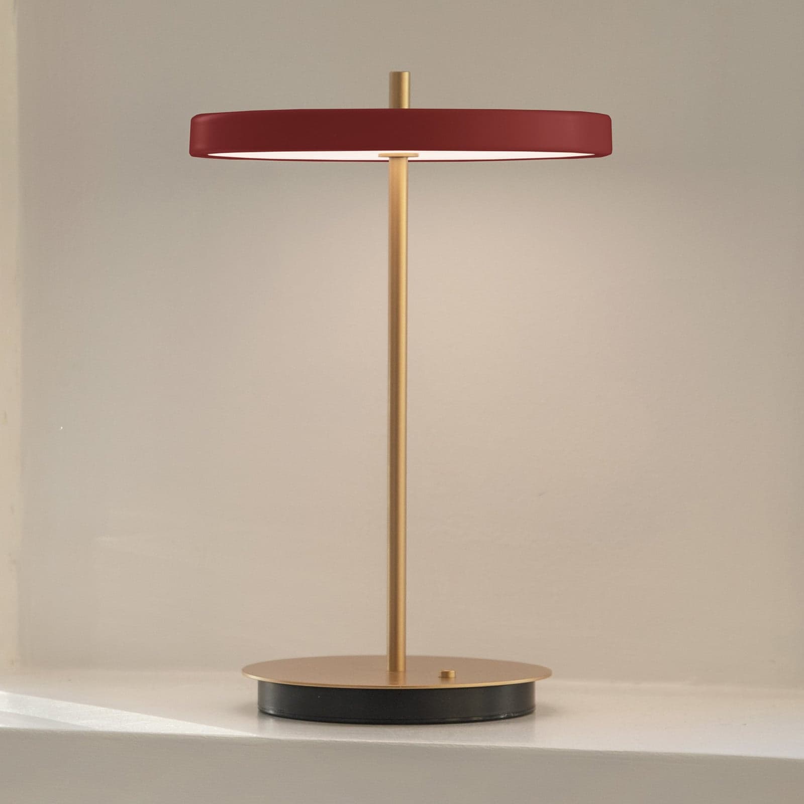 Asteria Move LED-bordlampe med batteri, rød/messing, 31 cm – UMAGE - Stue - Design - Metall - Med skjerm