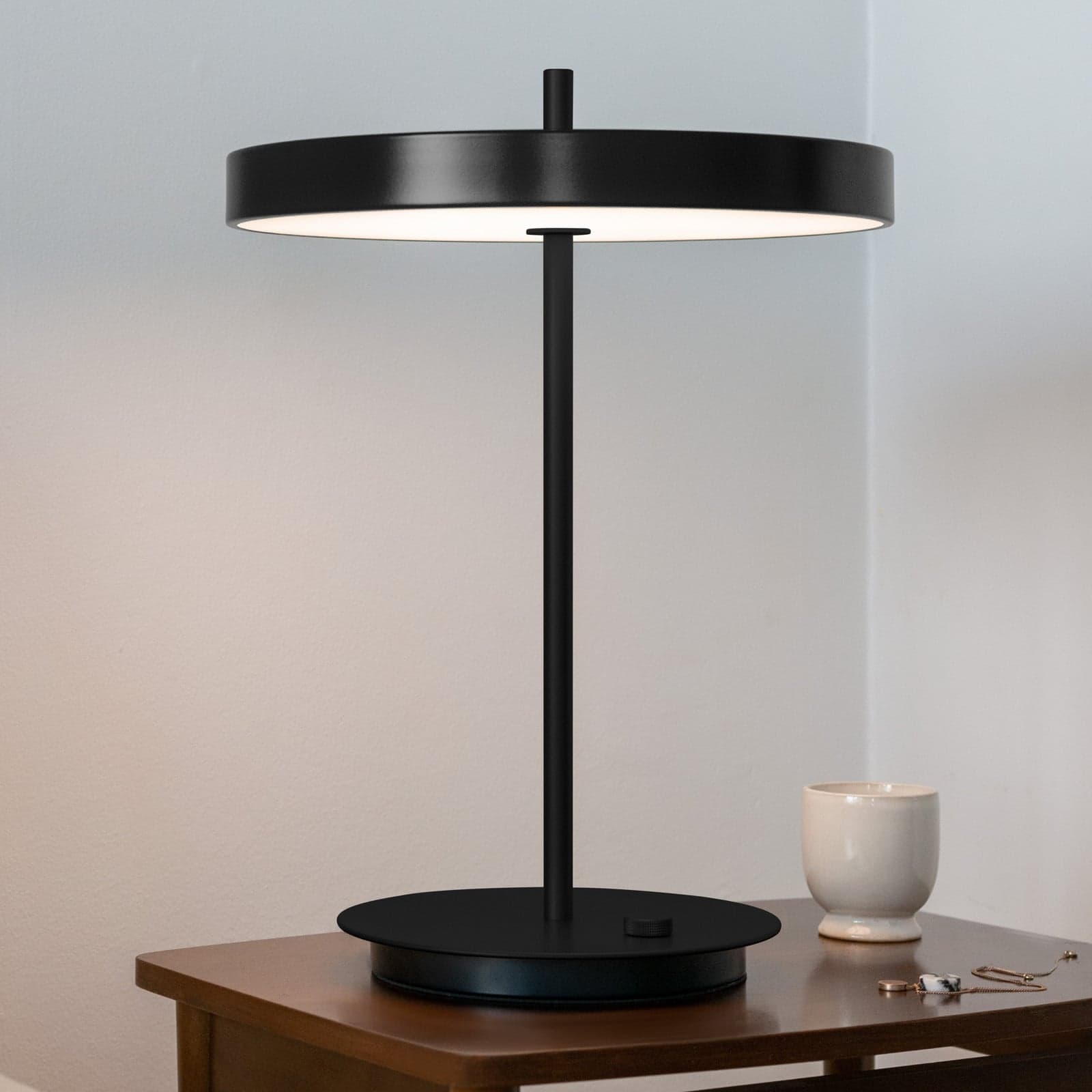 Asteria Bordlampe Black/Black - UMAGE Asteria Table - Stue - Design - Aluminium - Med skjerm