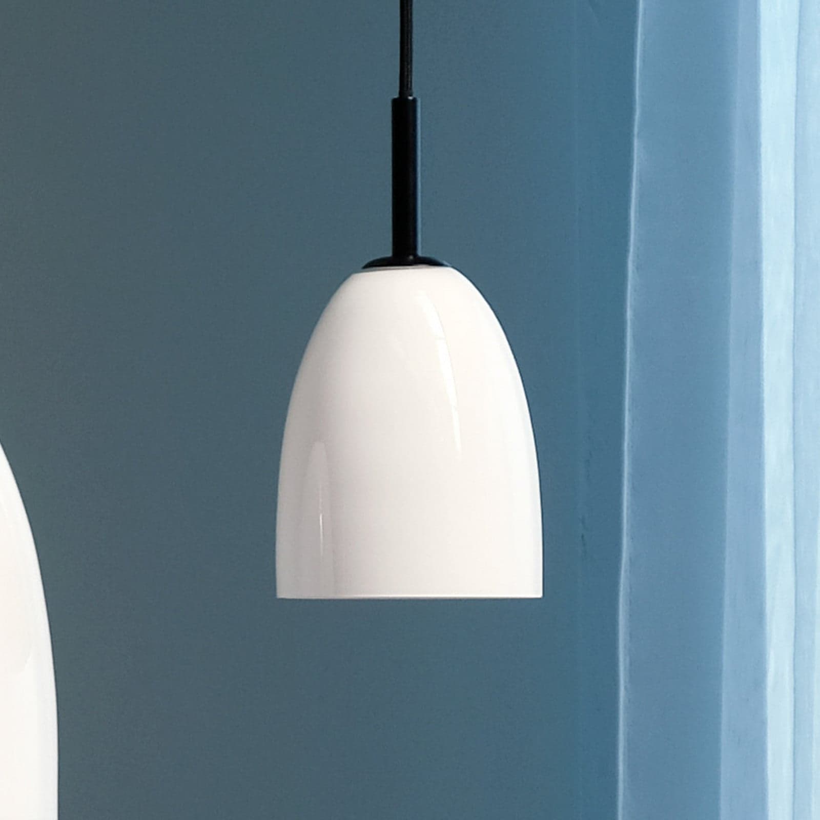 Jazz Pendel Ø18 Opal/Black - Dyberg Larsen - Stue - Skandinavisk - Glass - Med en lyskilde