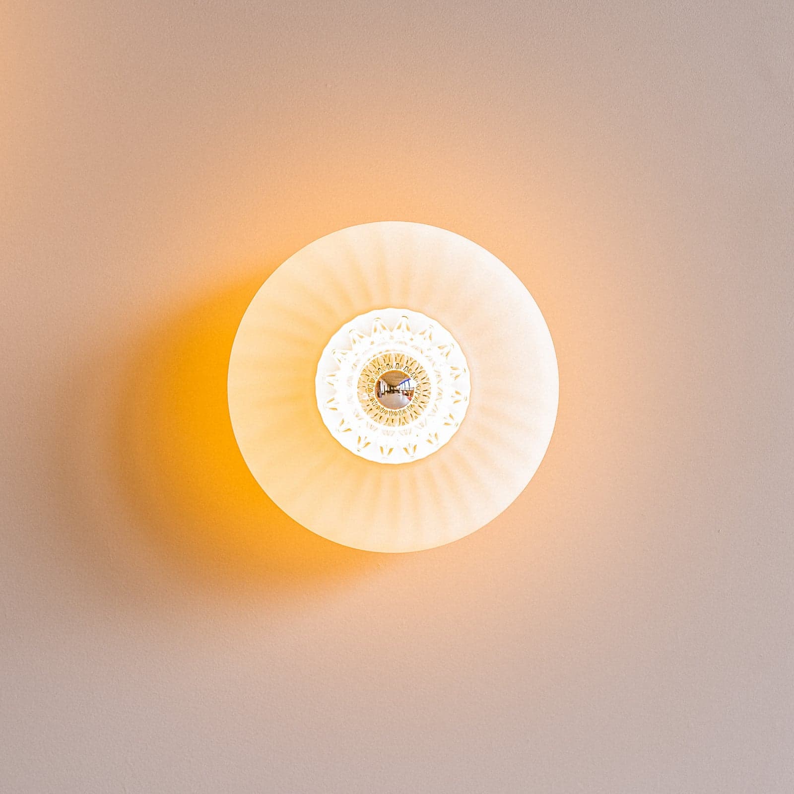 New Wave Optik XL vegglampe, opalhvit, Eyeball – DESIGN BY US New Wave Optic XL - Stue - Glass - Med en lyskilde