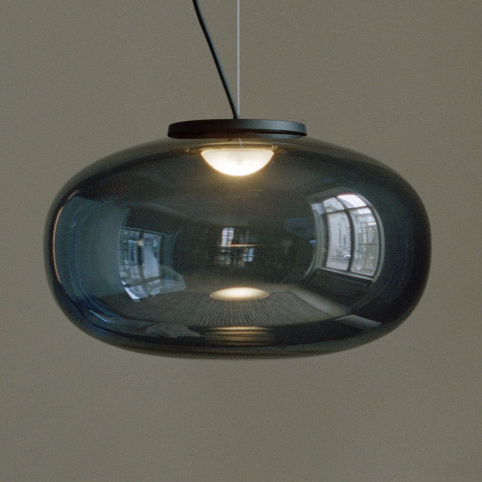 Karl-Johan Pendel Ø400 Smoked Glass - New Works Karl-Johan Large - Stue - Design - Med en lyskilde
