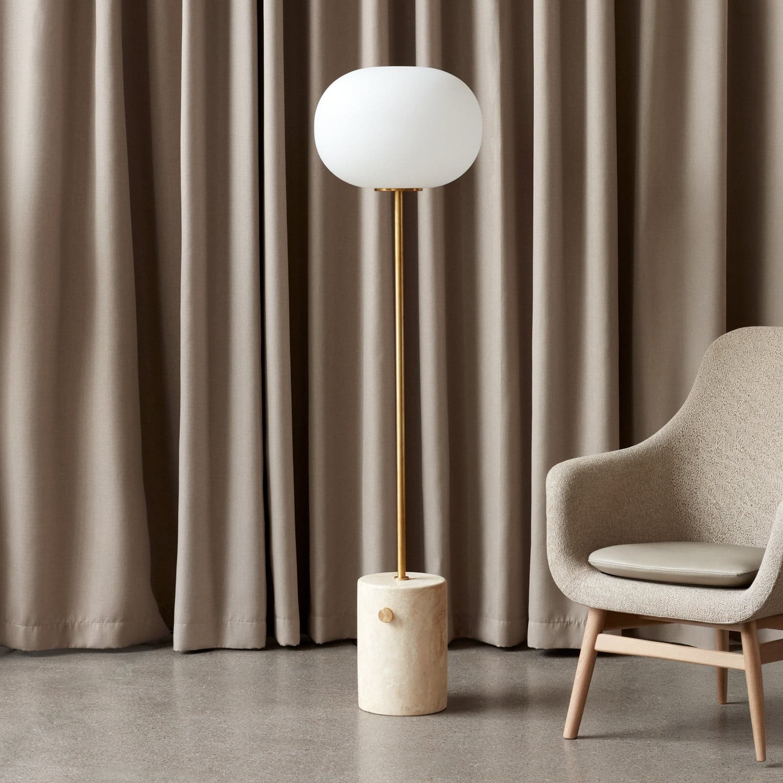 JWDA gulvlampe, messing/beige, travertin, 130 cm, dimbar – Audo Audo Copenhagen - Stue - Design - Stein - Med skjerm
